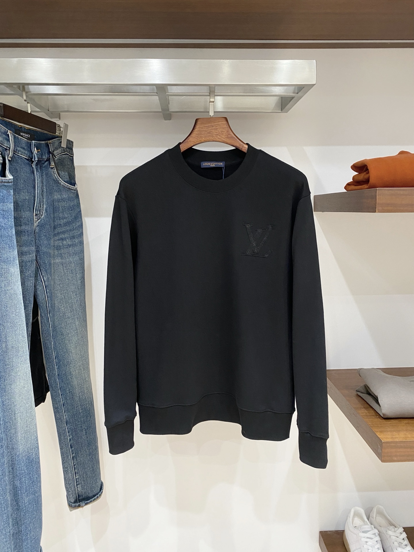 路易威登、2025新品卫衣，帅气时尚，胸前精致刺绣字母logo，简约百搭款。面料棉 不仅挺括，保持潮流的