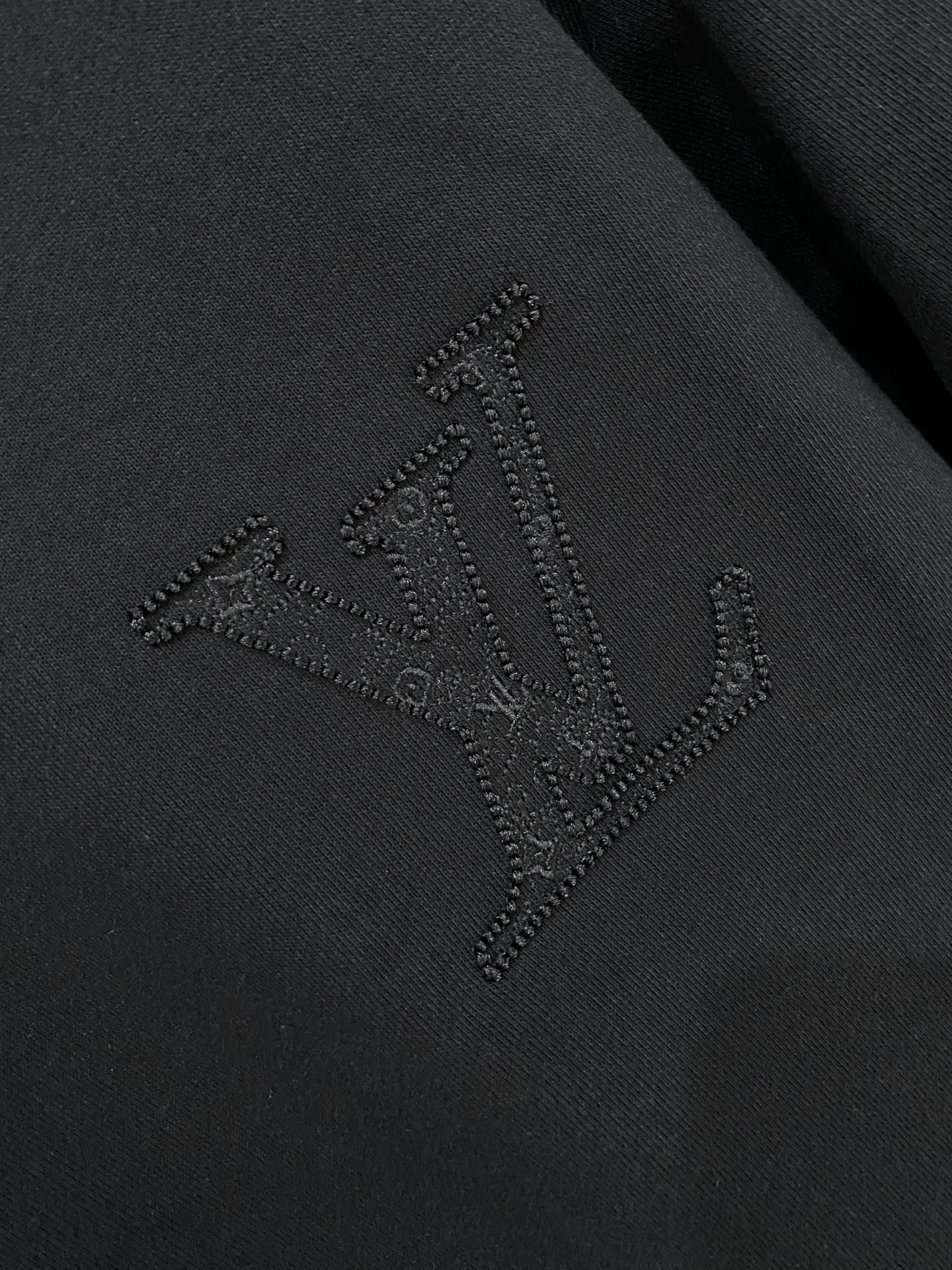 路易威登、2025新品卫衣，帅气时尚，胸前精致刺绣字母logo，简约百搭款。面料棉 不仅挺括，保持潮流的