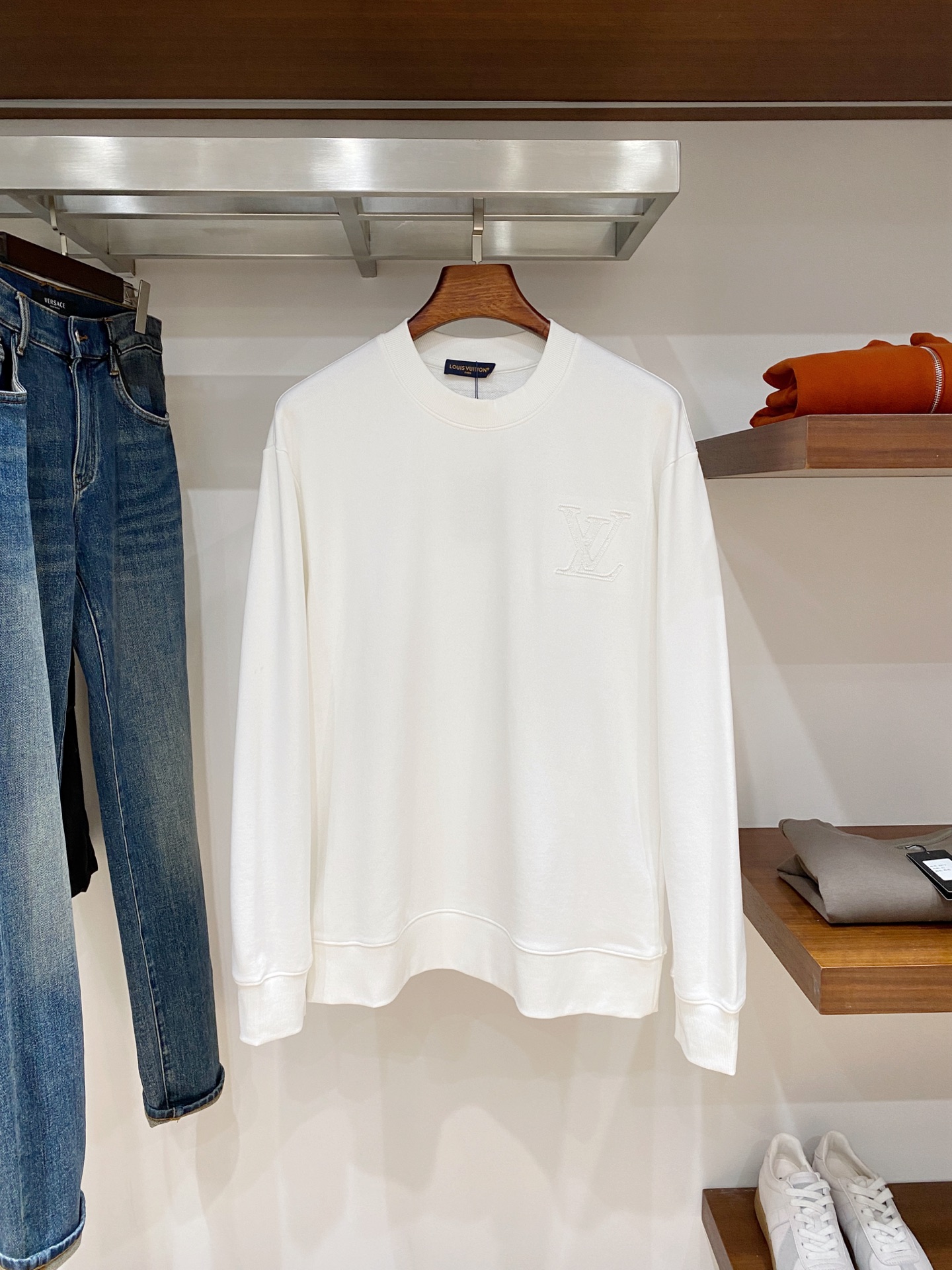 路易威登、2025新品卫衣，帅气时尚，胸前精致刺绣字母logo，简约百搭款。面料棉 不仅挺括，保持潮流的