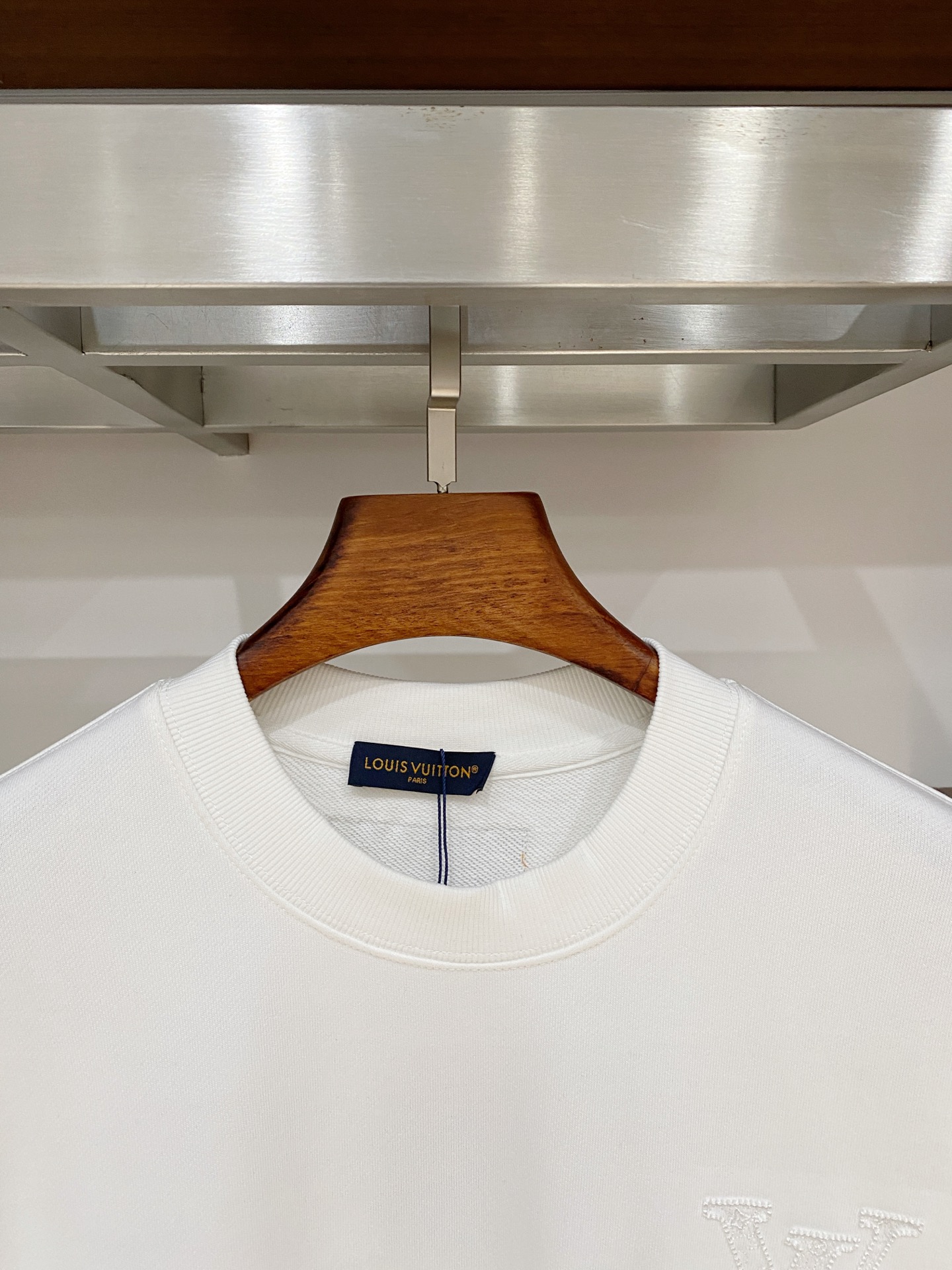 路易威登、2025新品卫衣，帅气时尚，胸前精致刺绣字母logo，简约百搭款。面料棉 不仅挺括，保持潮流的