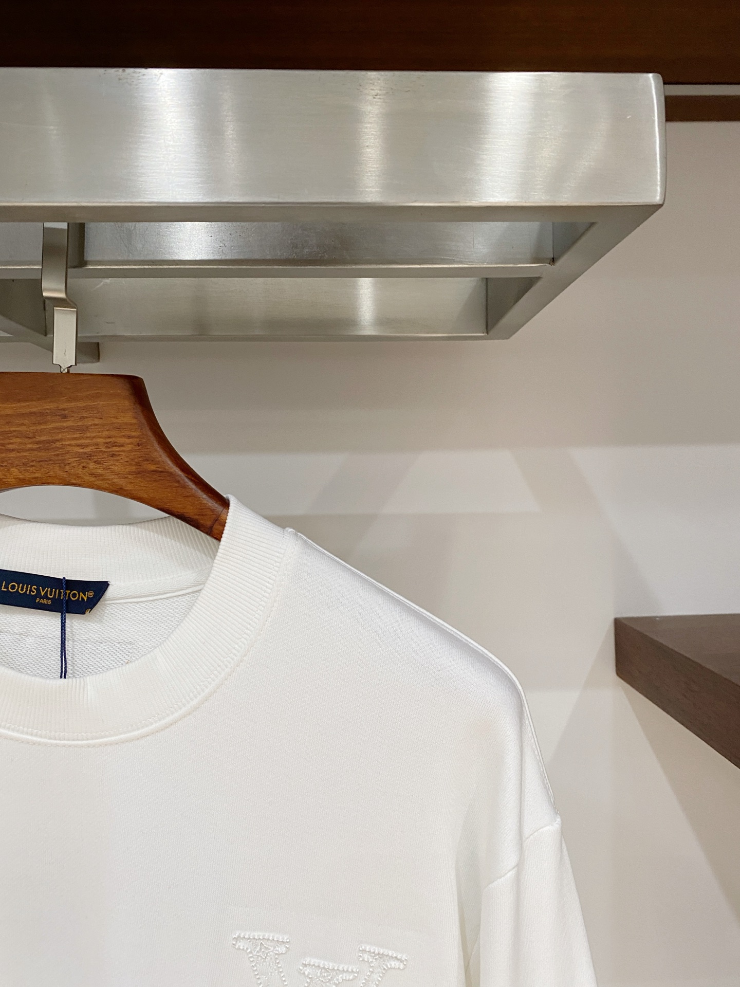 路易威登、2025新品卫衣，帅气时尚，胸前精致刺绣字母logo，简约百搭款。面料棉 不仅挺括，保持潮流的