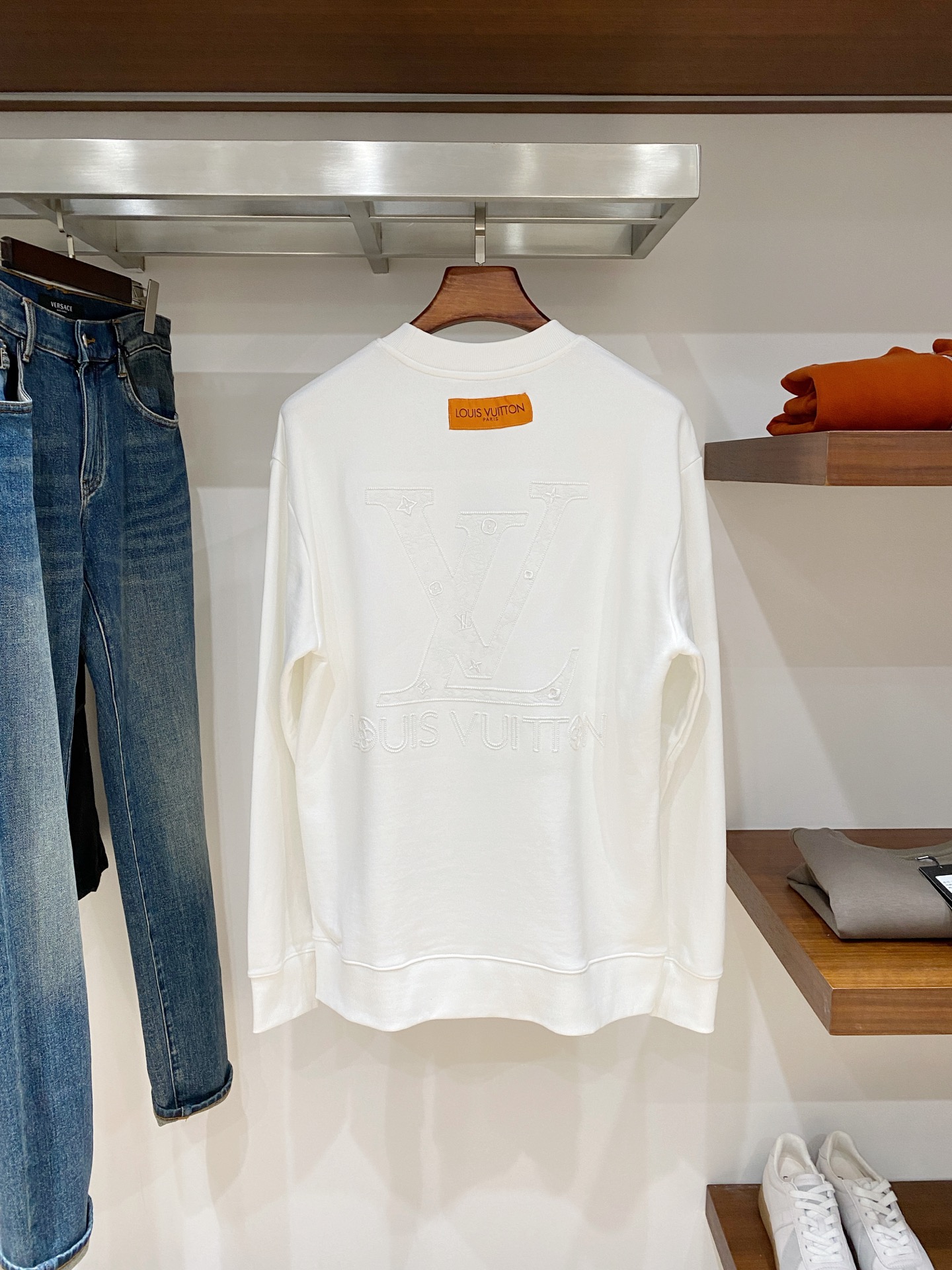 路易威登、2025新品卫衣，帅气时尚，胸前精致刺绣字母logo，简约百搭款。面料棉 不仅挺括，保持潮流的