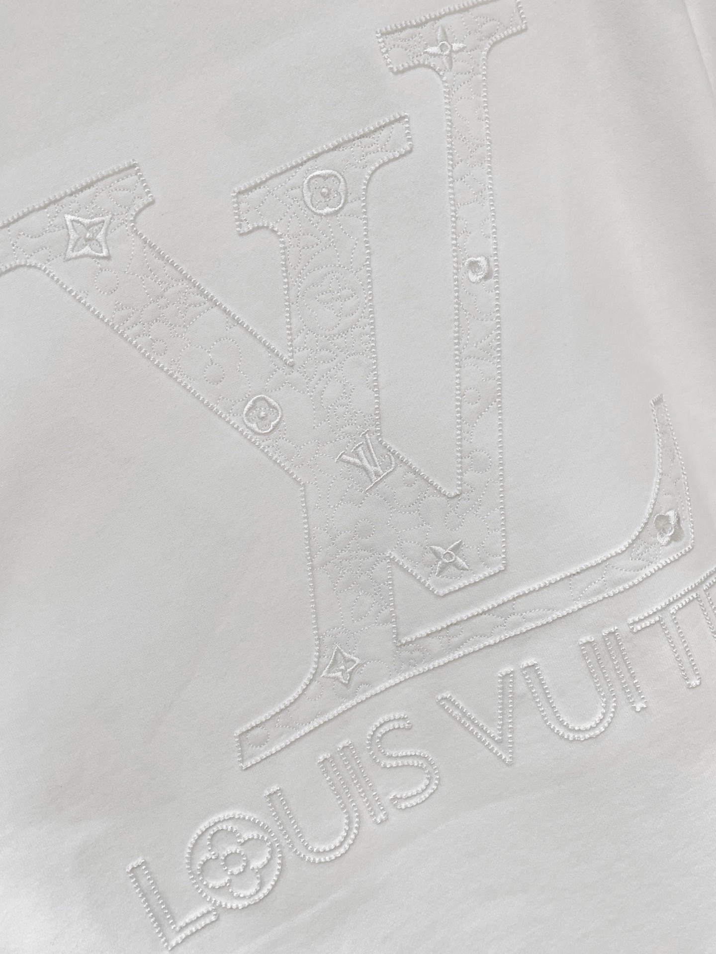 路易威登、2025新品卫衣，帅气时尚，胸前精致刺绣字母logo，简约百搭款。面料棉 不仅挺括，保持潮流的