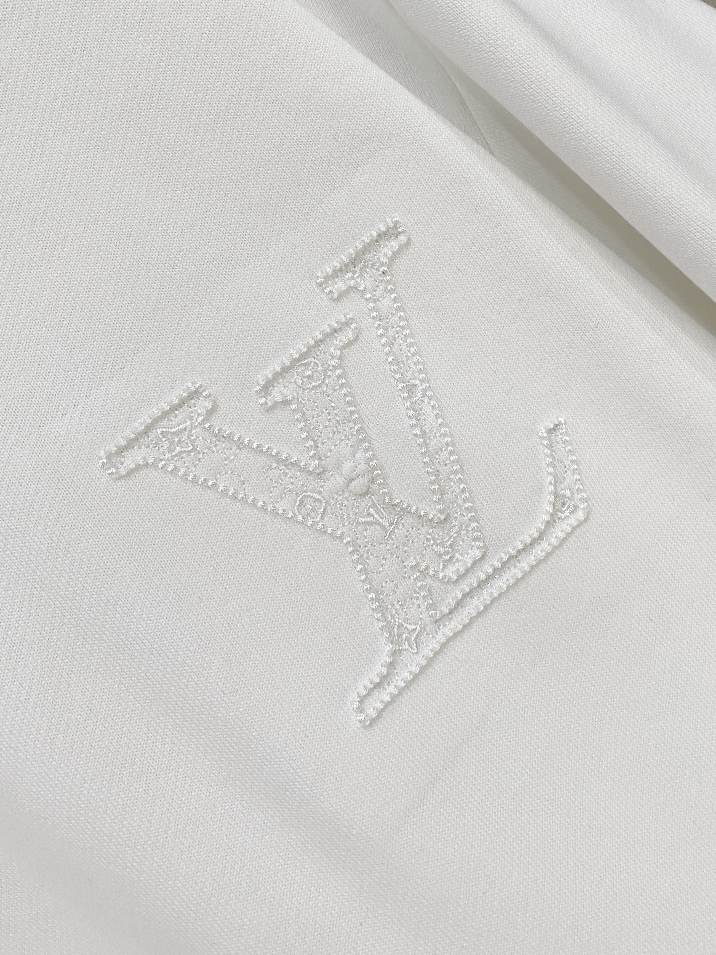 路易威登、2025新品卫衣，帅气时尚，胸前精致刺绣字母logo，简约百搭款。面料棉 不仅挺括，保持潮流的