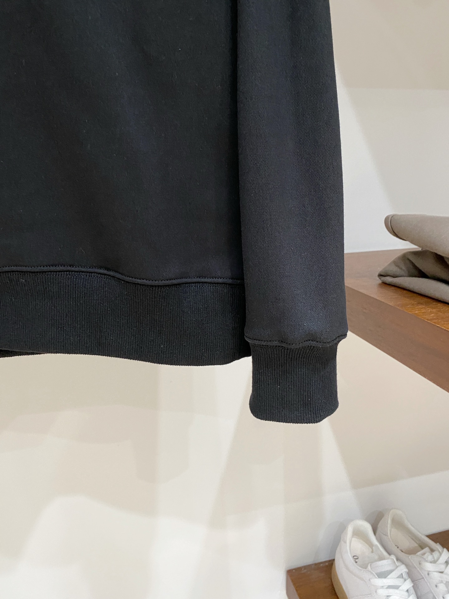 路易威登、2025新品卫衣，帅气时尚，胸前精致刺绣字母logo，简约百搭款。面料棉 不仅挺括，保持潮流的