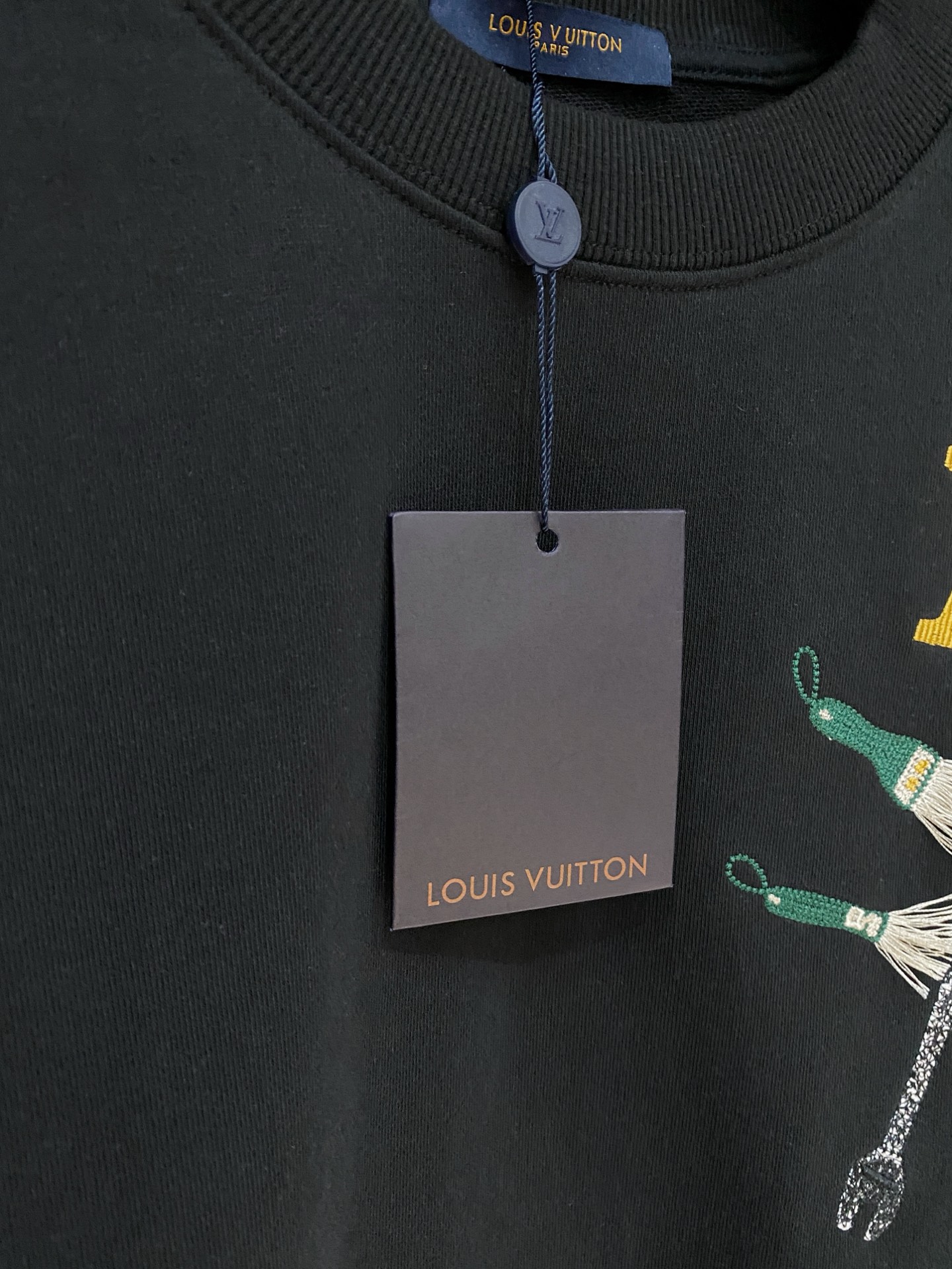 路易威登、2025新品卫衣，帅气时尚，胸前精致刺绣字母logo，简约百搭款。面料棉 不仅挺括，保持潮流的