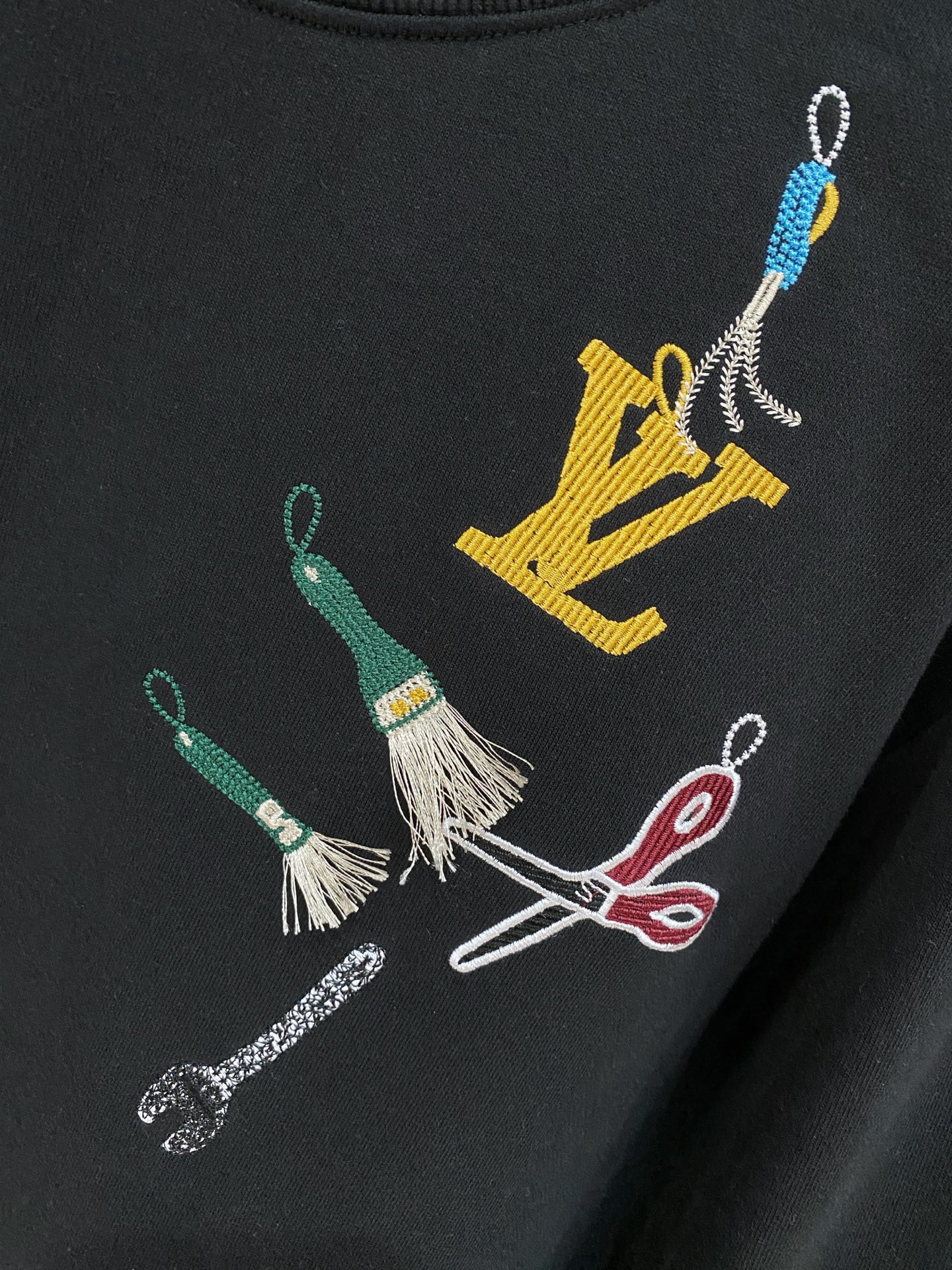 路易威登、2025新品卫衣，帅气时尚，胸前精致刺绣字母logo，简约百搭款。面料棉 不仅挺括，保持潮流的