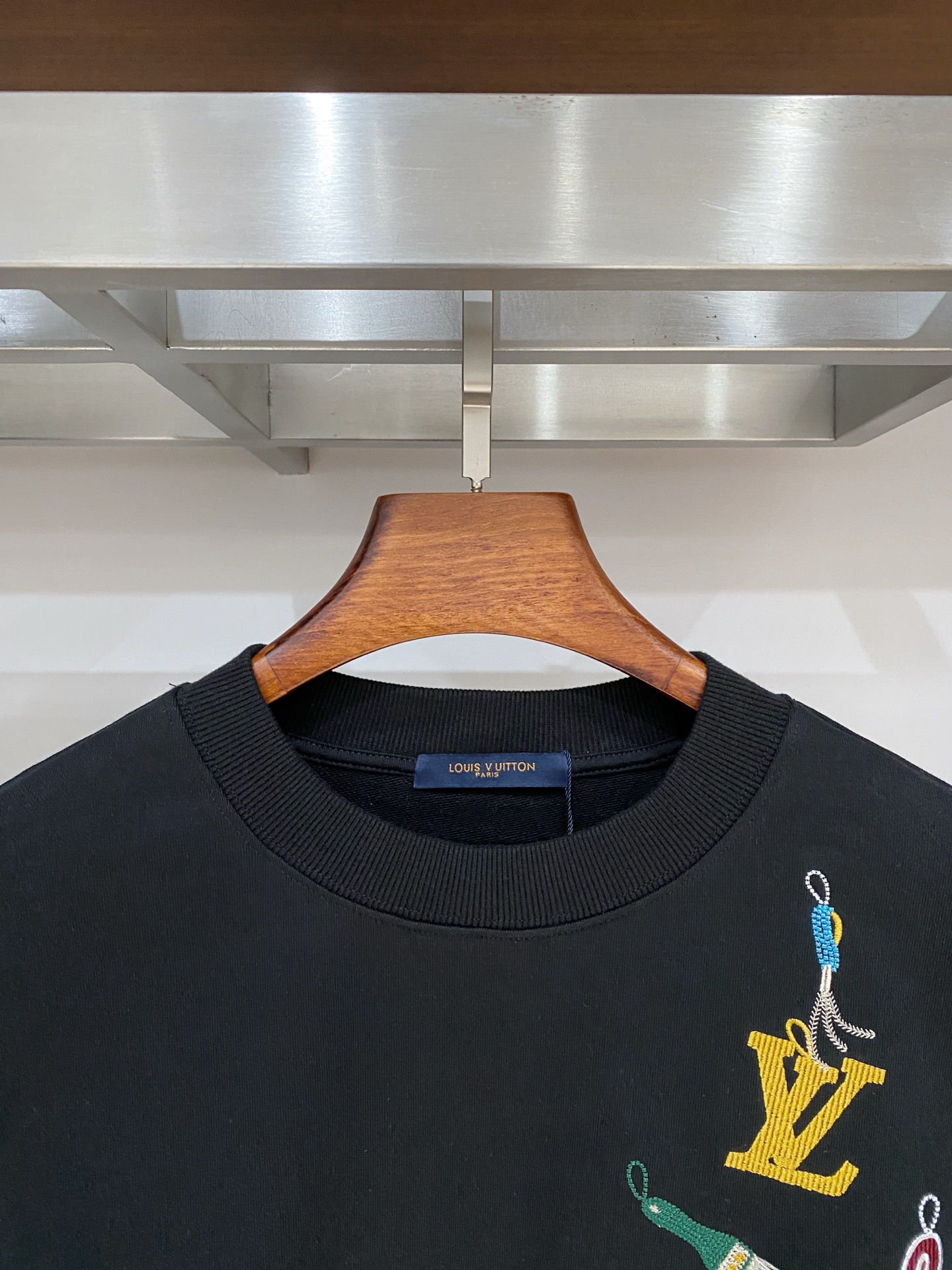 路易威登、2025新品卫衣，帅气时尚，胸前精致刺绣字母logo，简约百搭款。面料棉 不仅挺括，保持潮流的