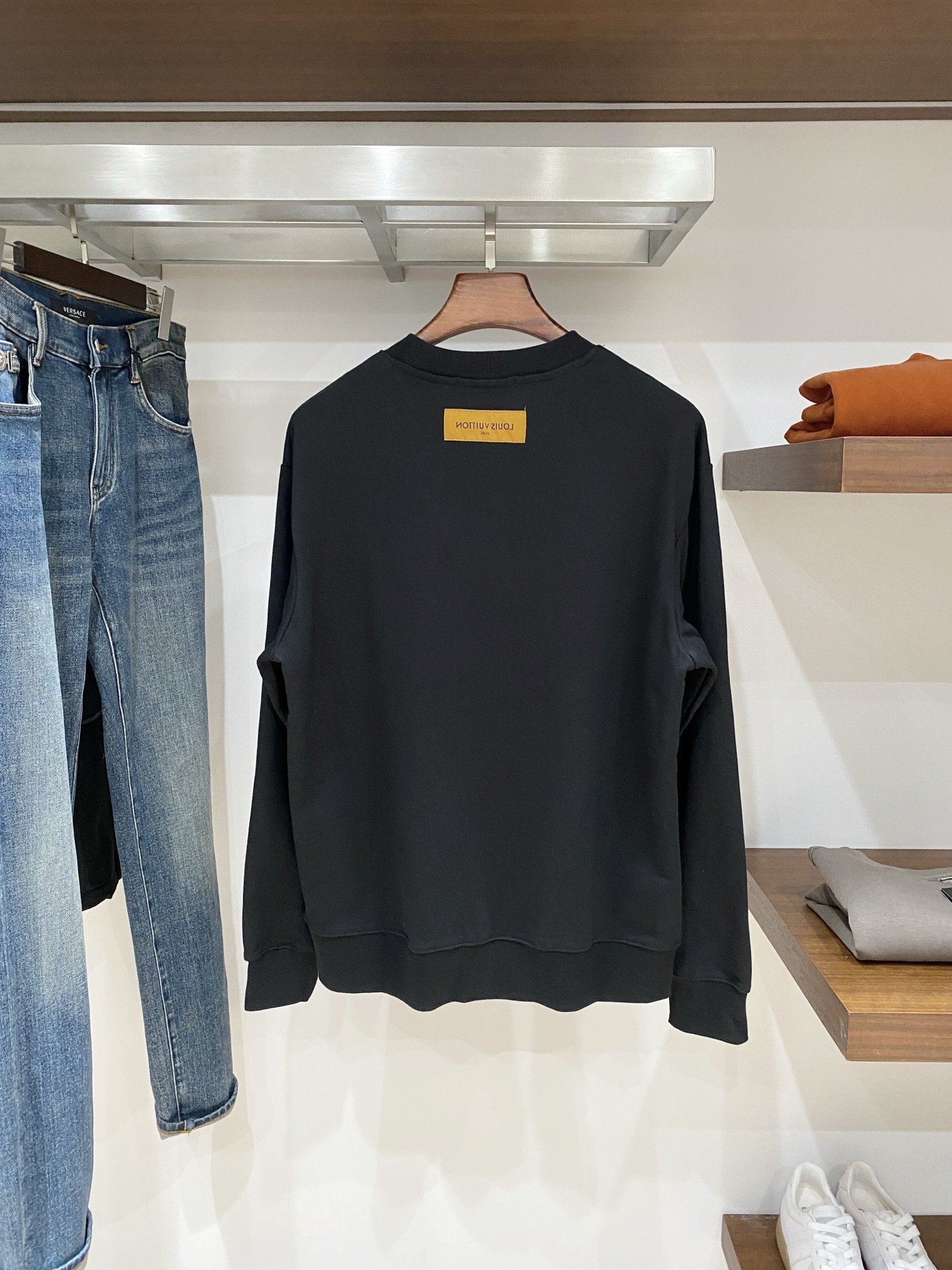 路易威登、2025新品卫衣，帅气时尚，胸前精致刺绣字母logo，简约百搭款。面料棉 不仅挺括，保持潮流的