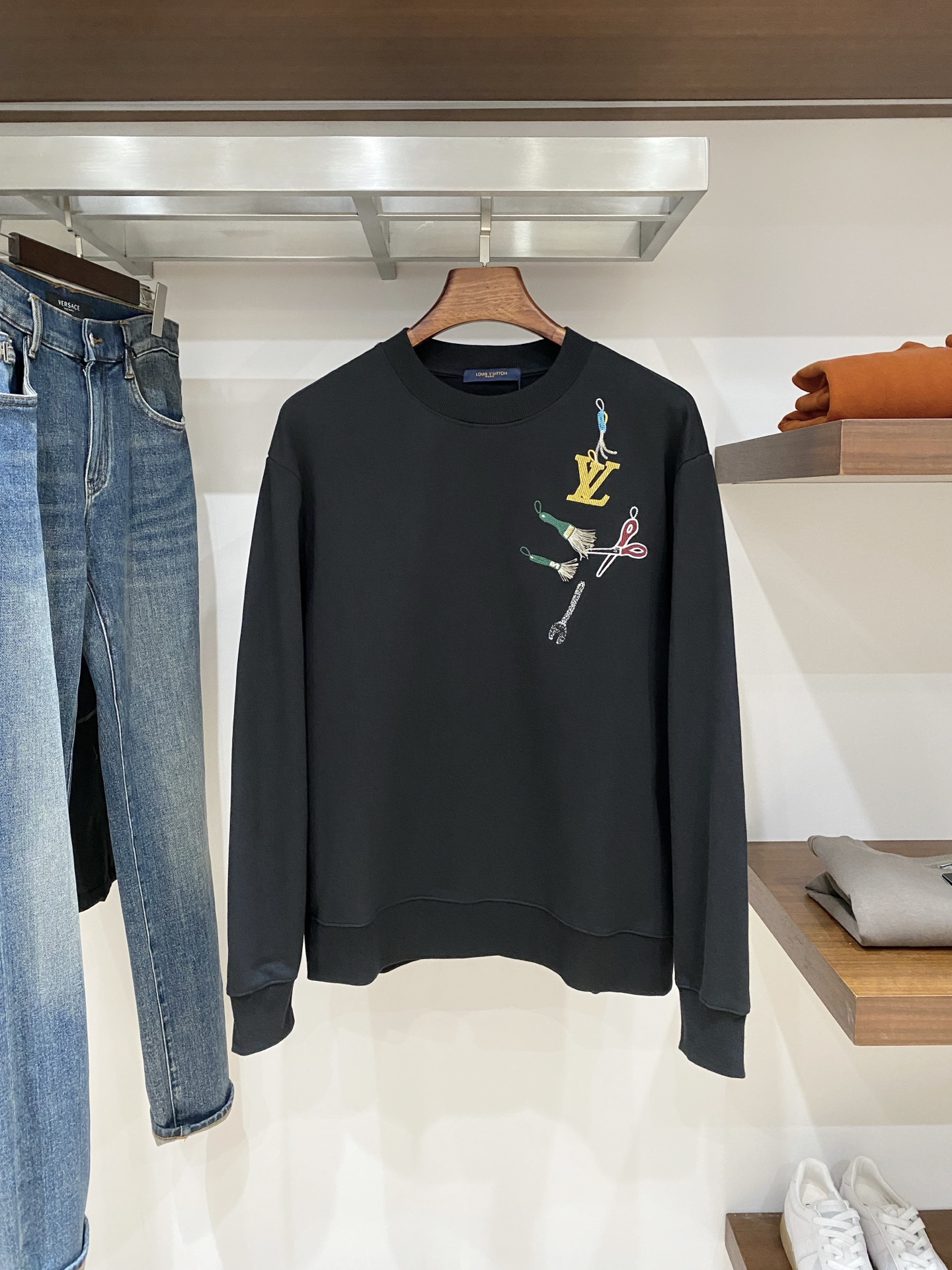 路易威登、2025新品卫衣，帅气时尚，胸前精致刺绣字母logo，简约百搭款。面料棉 不仅挺括，保持潮流的