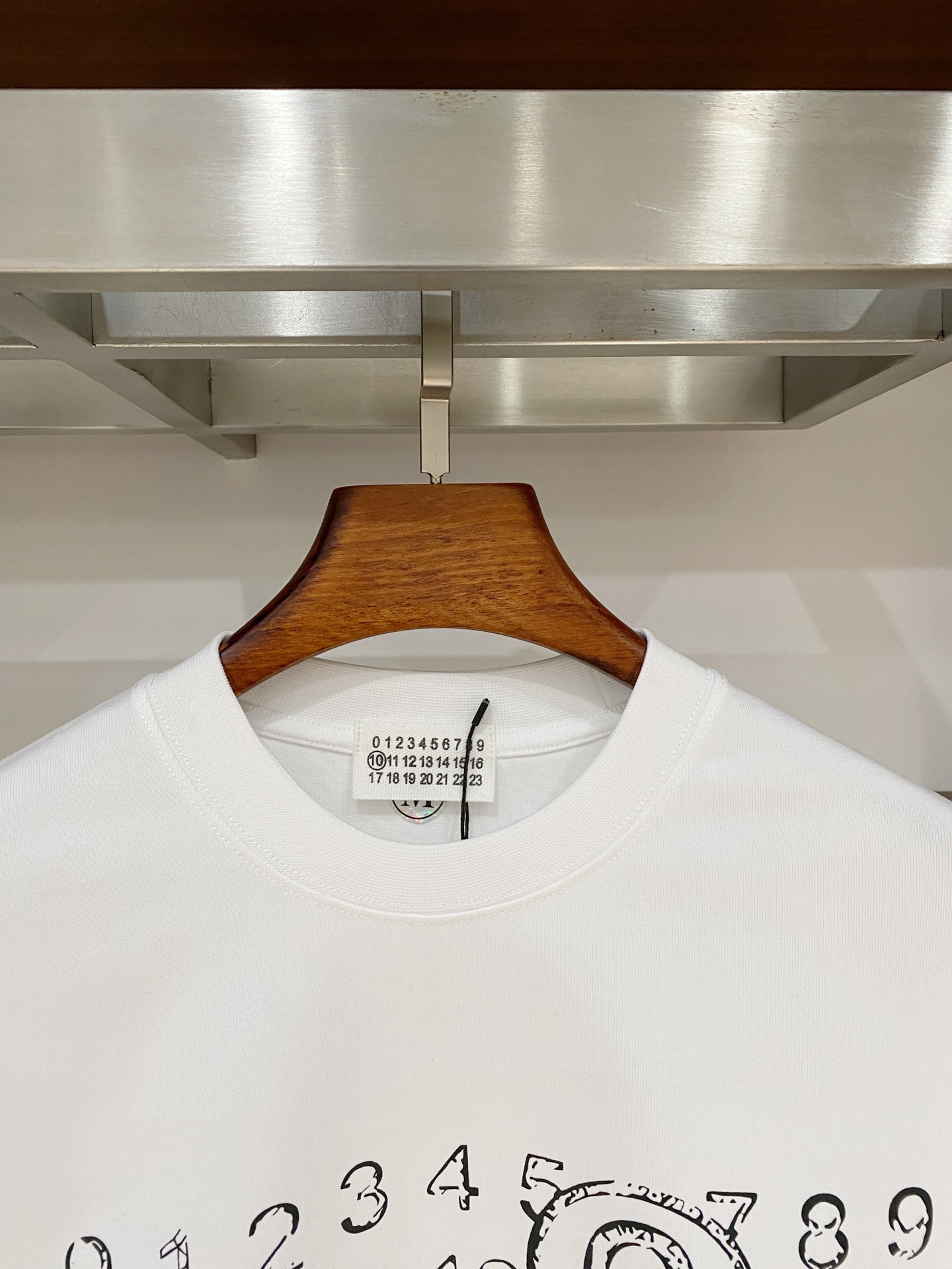 马吉拉、2025新品卫衣，帅气时尚，胸前精致刺绣字母logo，简约百搭款。面料棉 不仅挺括，保持潮流的廓