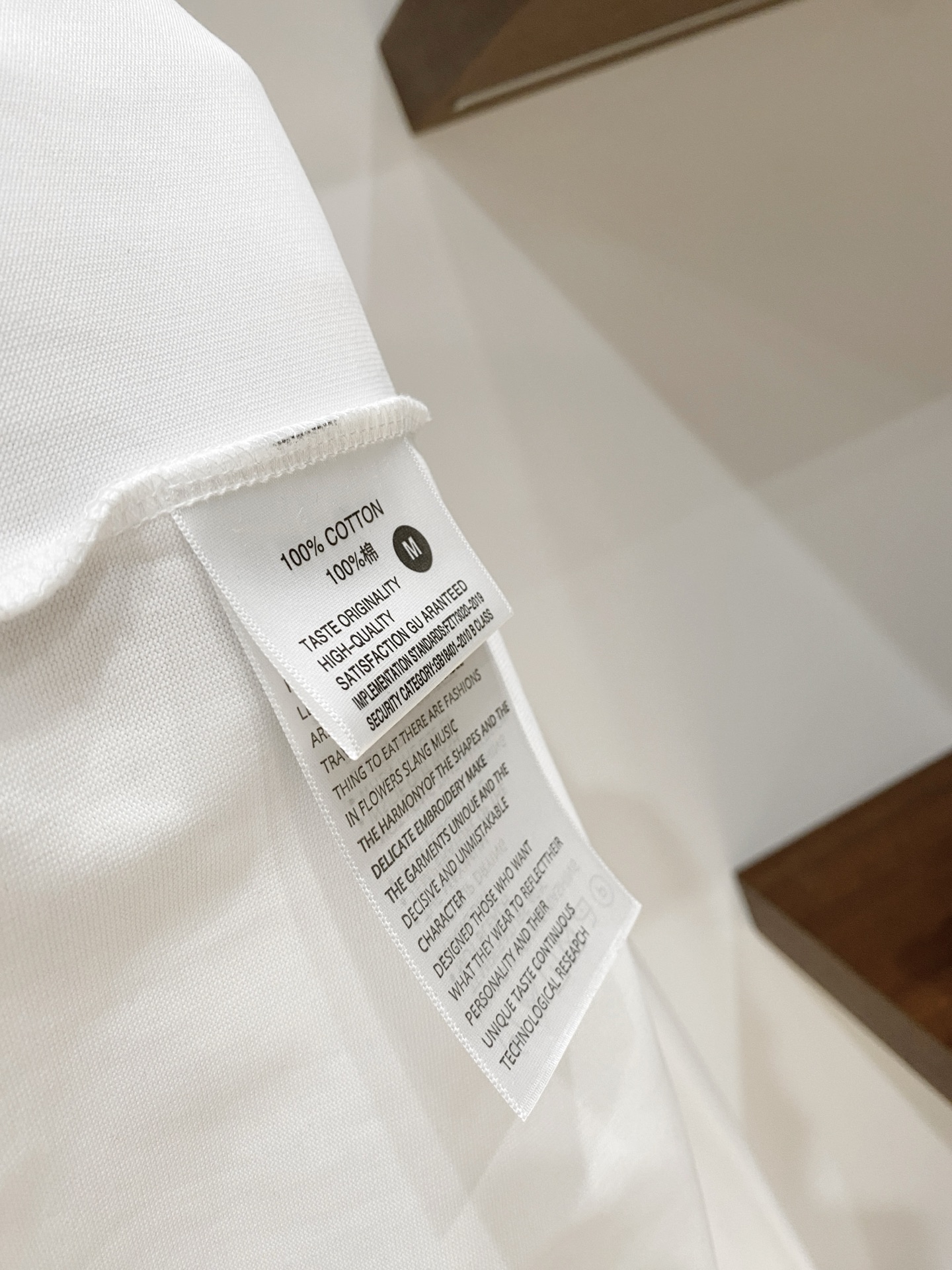 马吉拉、2025新品卫衣，帅气时尚，胸前精致刺绣字母logo，简约百搭款。面料棉 不仅挺括，保持潮流的廓