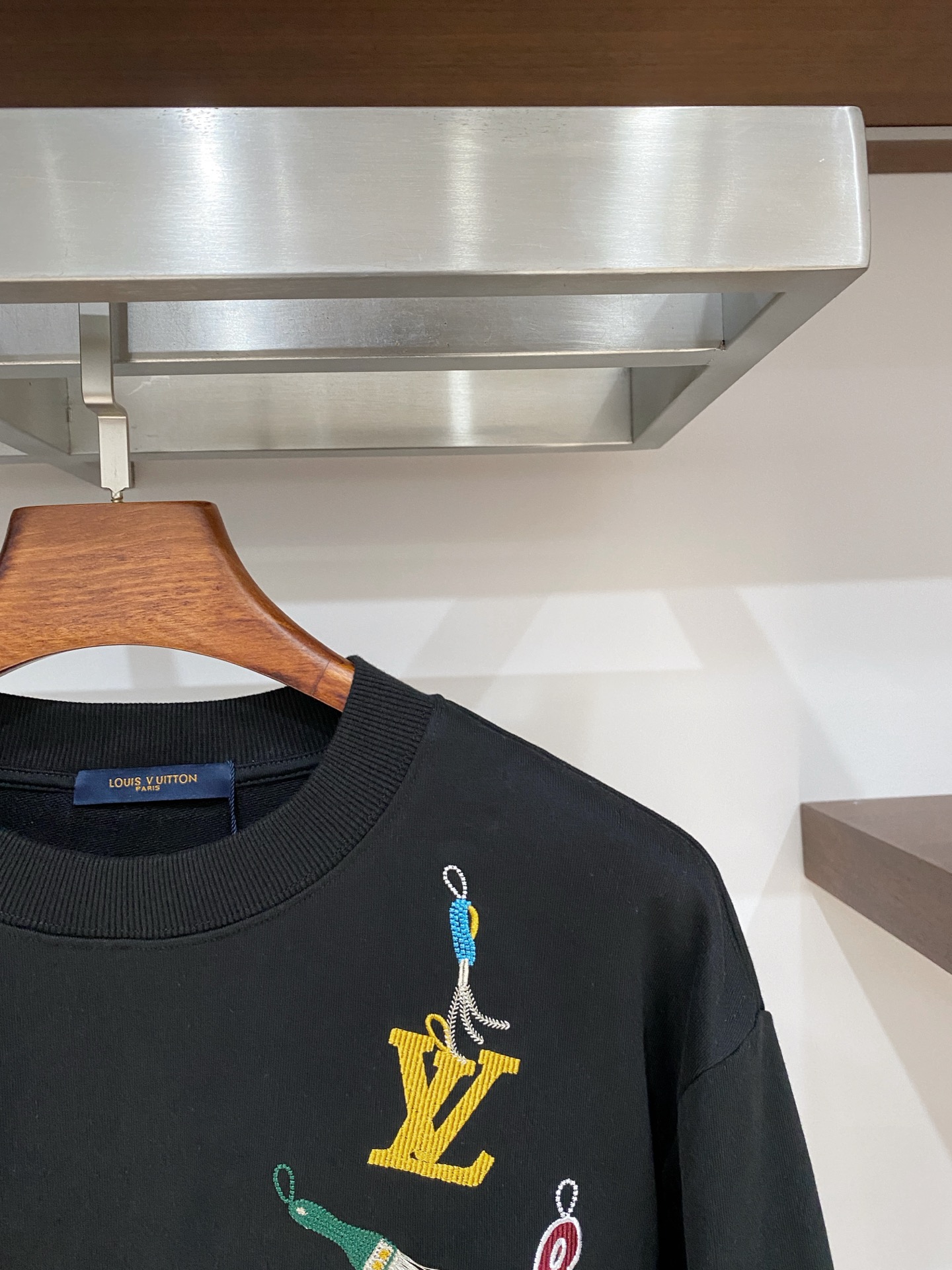 路易威登、2025新品卫衣，帅气时尚，胸前精致刺绣字母logo，简约百搭款。面料棉 不仅挺括，保持潮流的