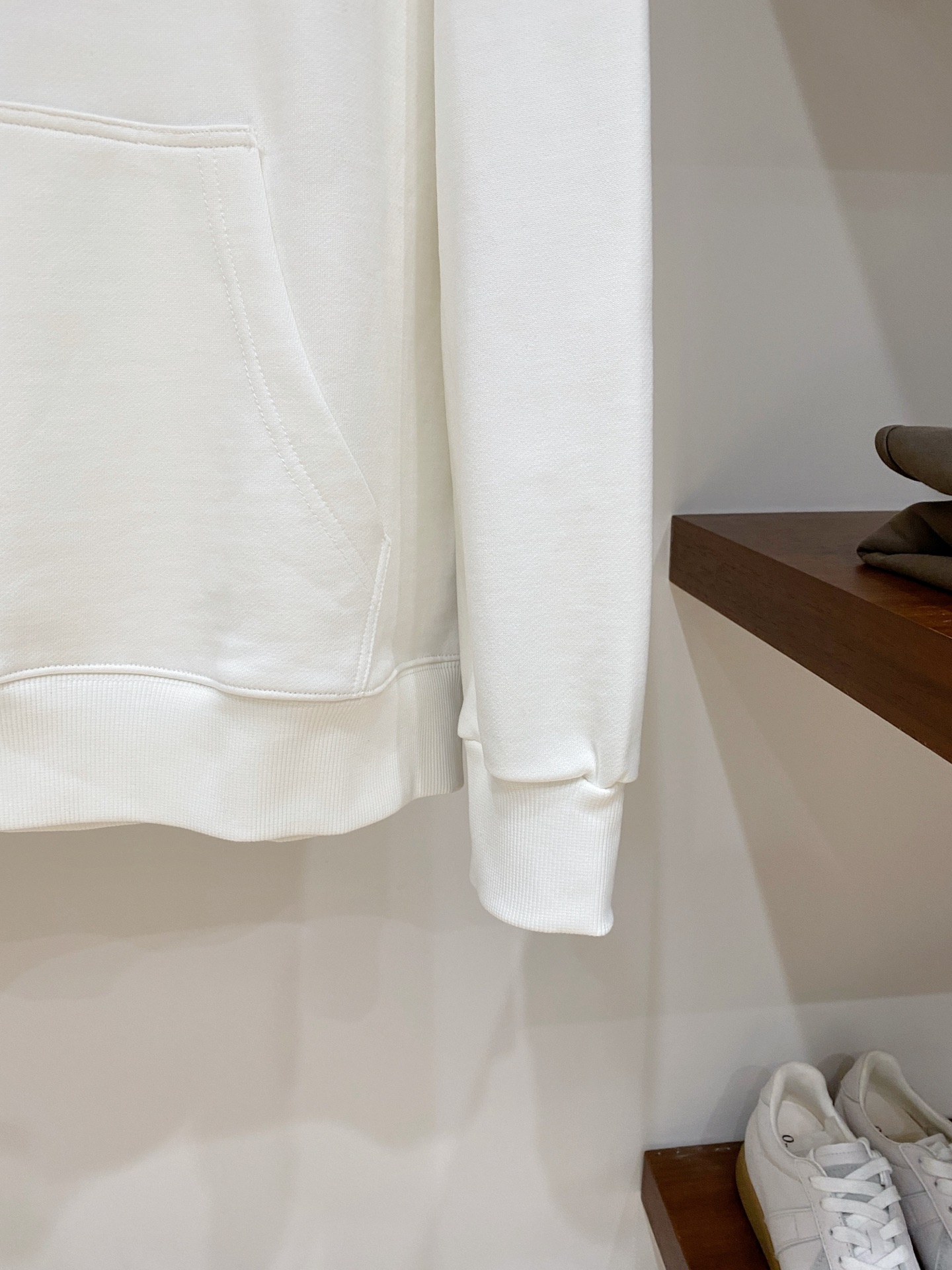 路易威登、2025新品卫衣，帅气时尚，胸前精致刺绣字母logo，简约百搭款。面料棉 不仅挺括，保持潮流的