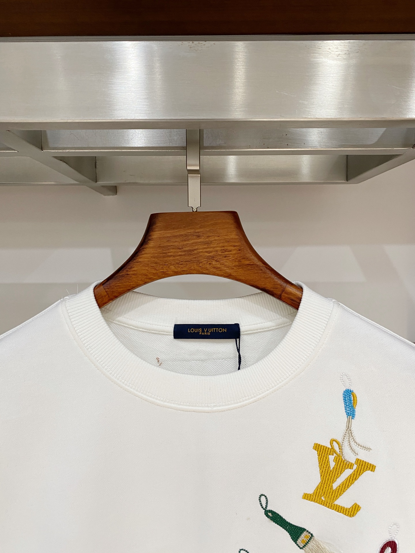 路易威登、2025新品卫衣，帅气时尚，胸前精致刺绣字母logo，简约百搭款。面料棉 不仅挺括，保持潮流的