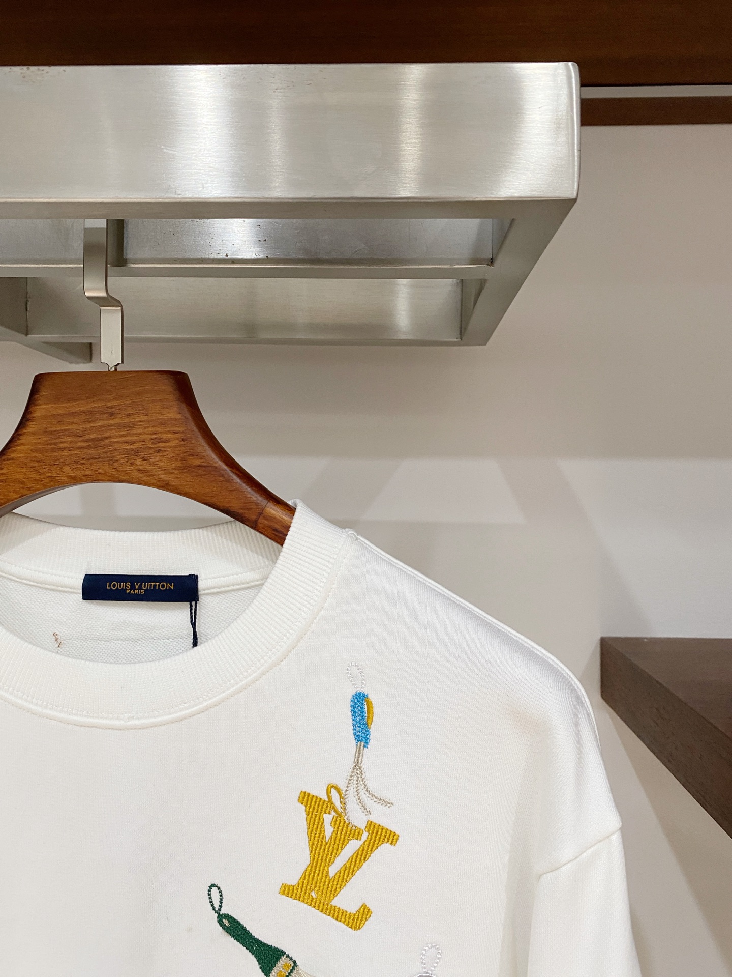 路易威登、2025新品卫衣，帅气时尚，胸前精致刺绣字母logo，简约百搭款。面料棉 不仅挺括，保持潮流的