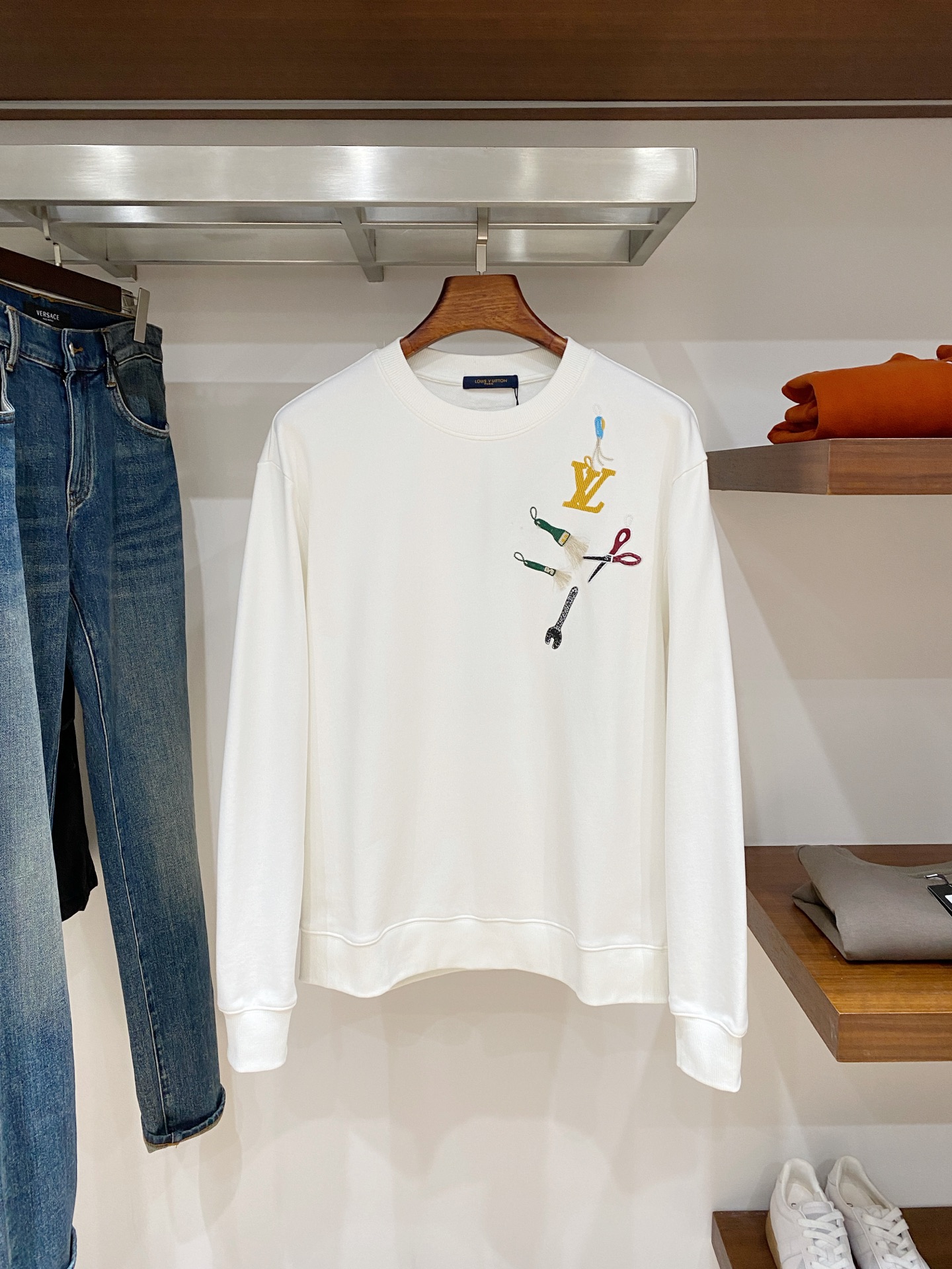 路易威登、2025新品卫衣，帅气时尚，胸前精致刺绣字母logo，简约百搭款。面料棉 不仅挺括，保持潮流的