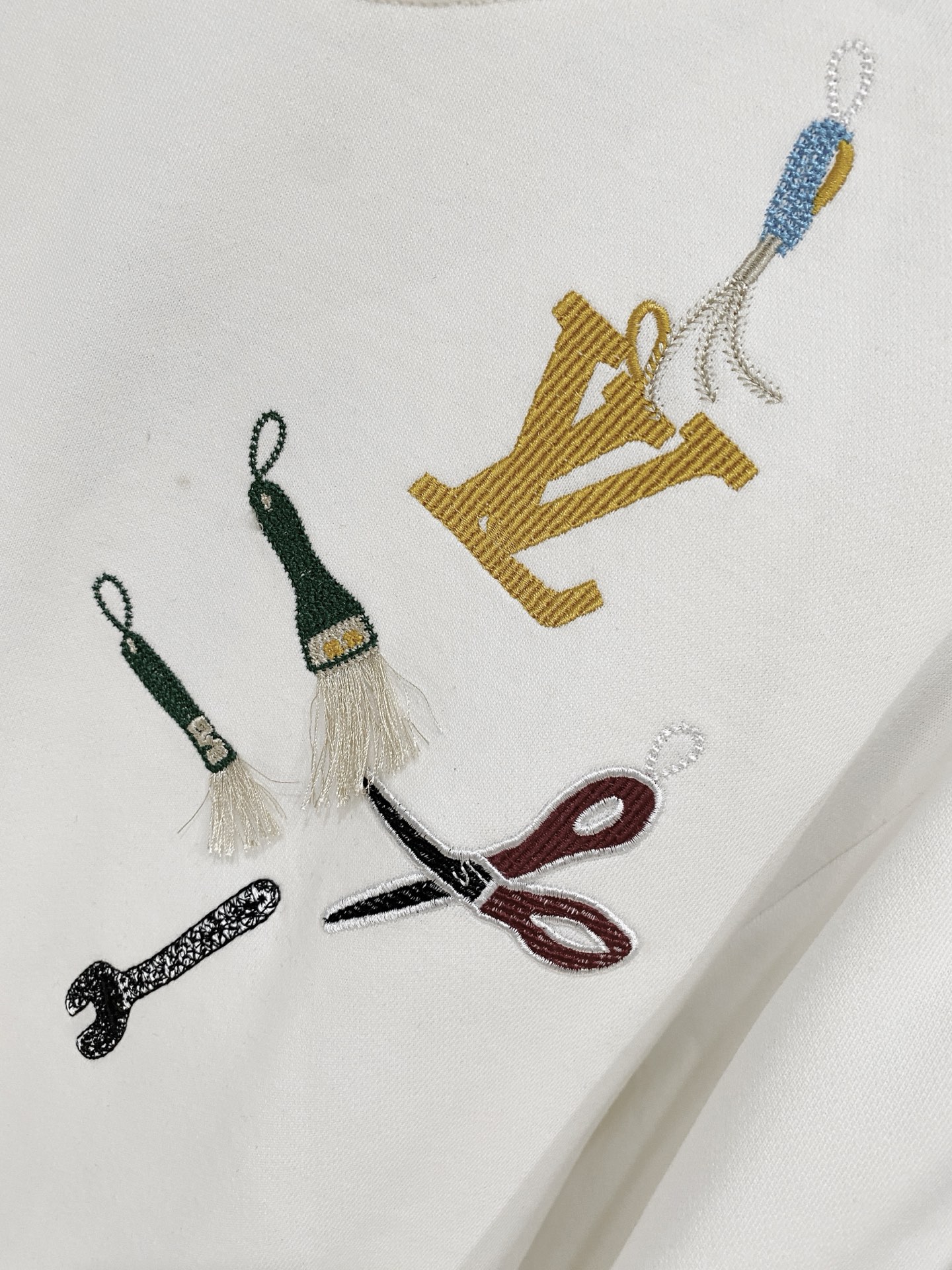 路易威登、2025新品卫衣，帅气时尚，胸前精致刺绣字母logo，简约百搭款。面料棉 不仅挺括，保持潮流的