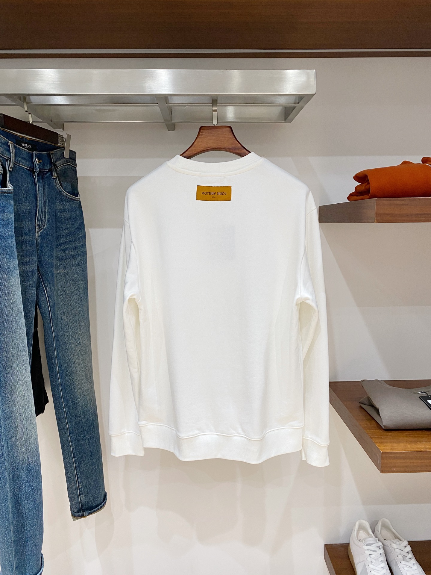 路易威登、2025新品卫衣，帅气时尚，胸前精致刺绣字母logo，简约百搭款。面料棉 不仅挺括，保持潮流的