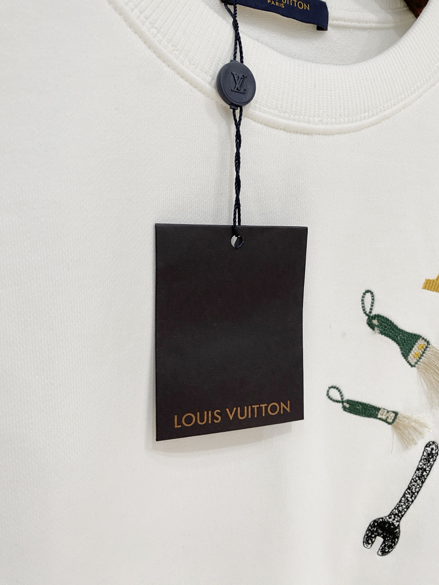 路易威登、2025新品卫衣，帅气时尚，胸前精致刺绣字母logo，简约百搭款。面料棉 不仅挺括，保持潮流的