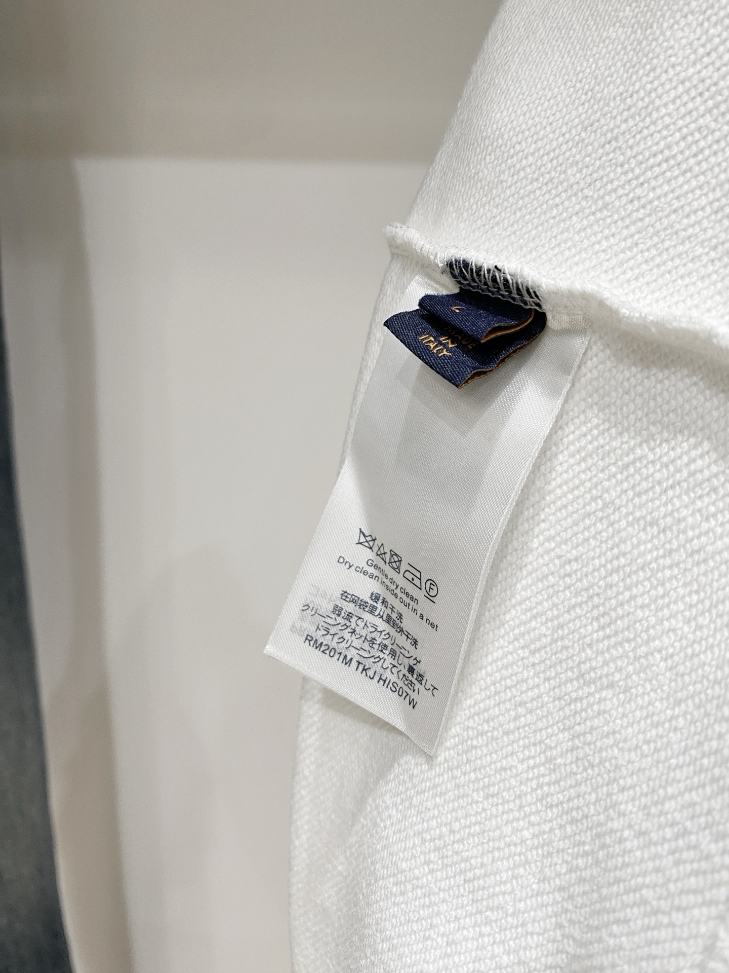 路易威登、2025新品卫衣，帅气时尚，胸前精致刺绣字母logo，简约百搭款。面料棉 不仅挺括，保持潮流的