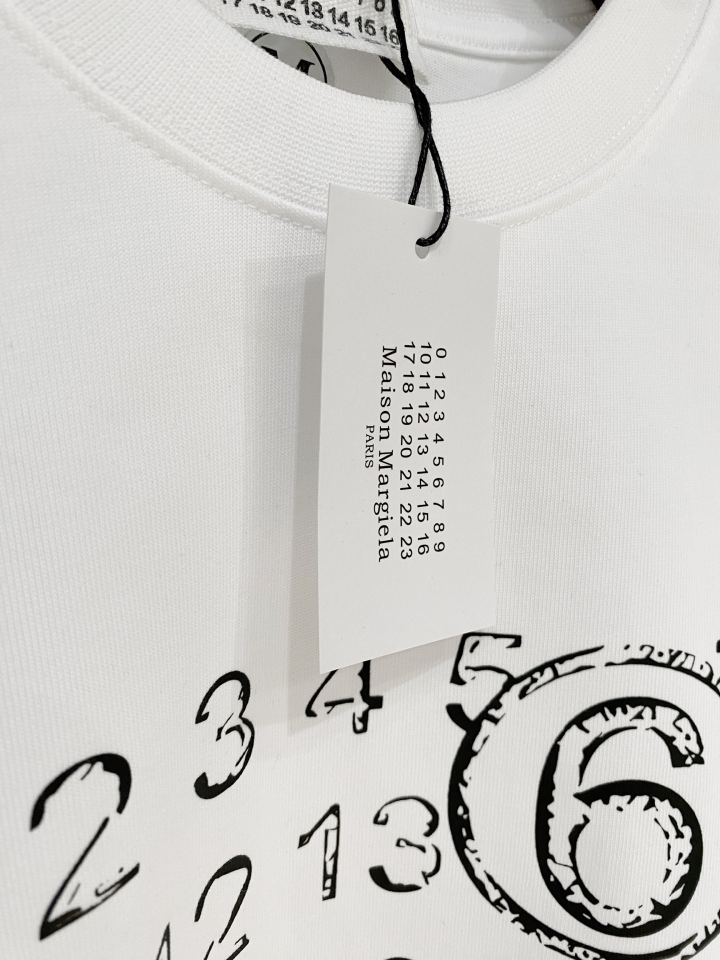 马吉拉、2025新品卫衣，帅气时尚，胸前精致刺绣字母logo，简约百搭款。面料棉 不仅挺括，保持潮流的廓