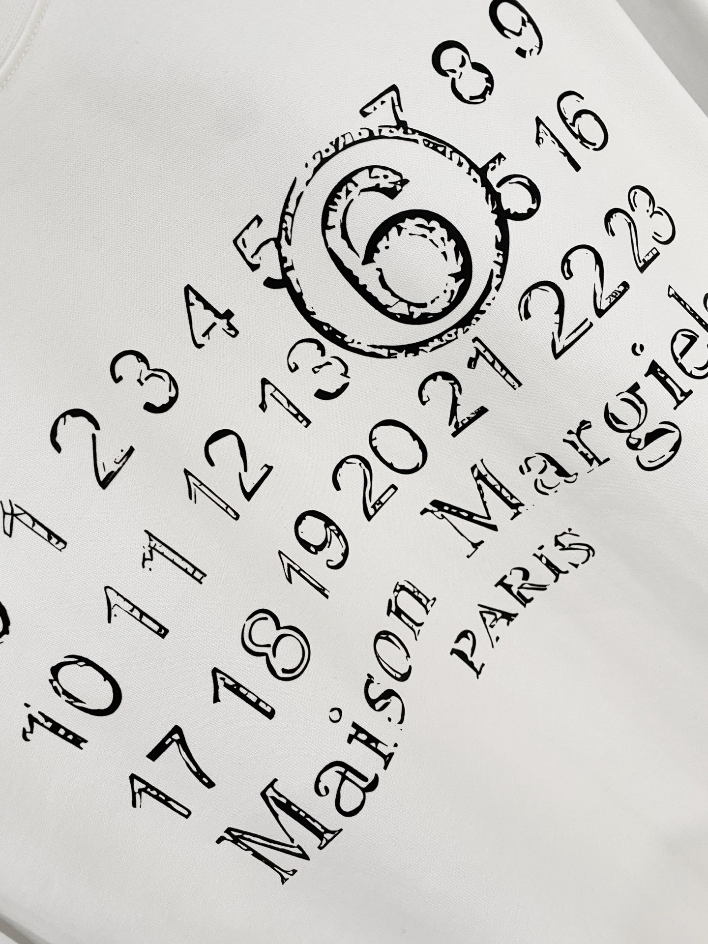 马吉拉、2025新品卫衣，帅气时尚，胸前精致刺绣字母logo，简约百搭款。面料棉 不仅挺括，保持潮流的廓