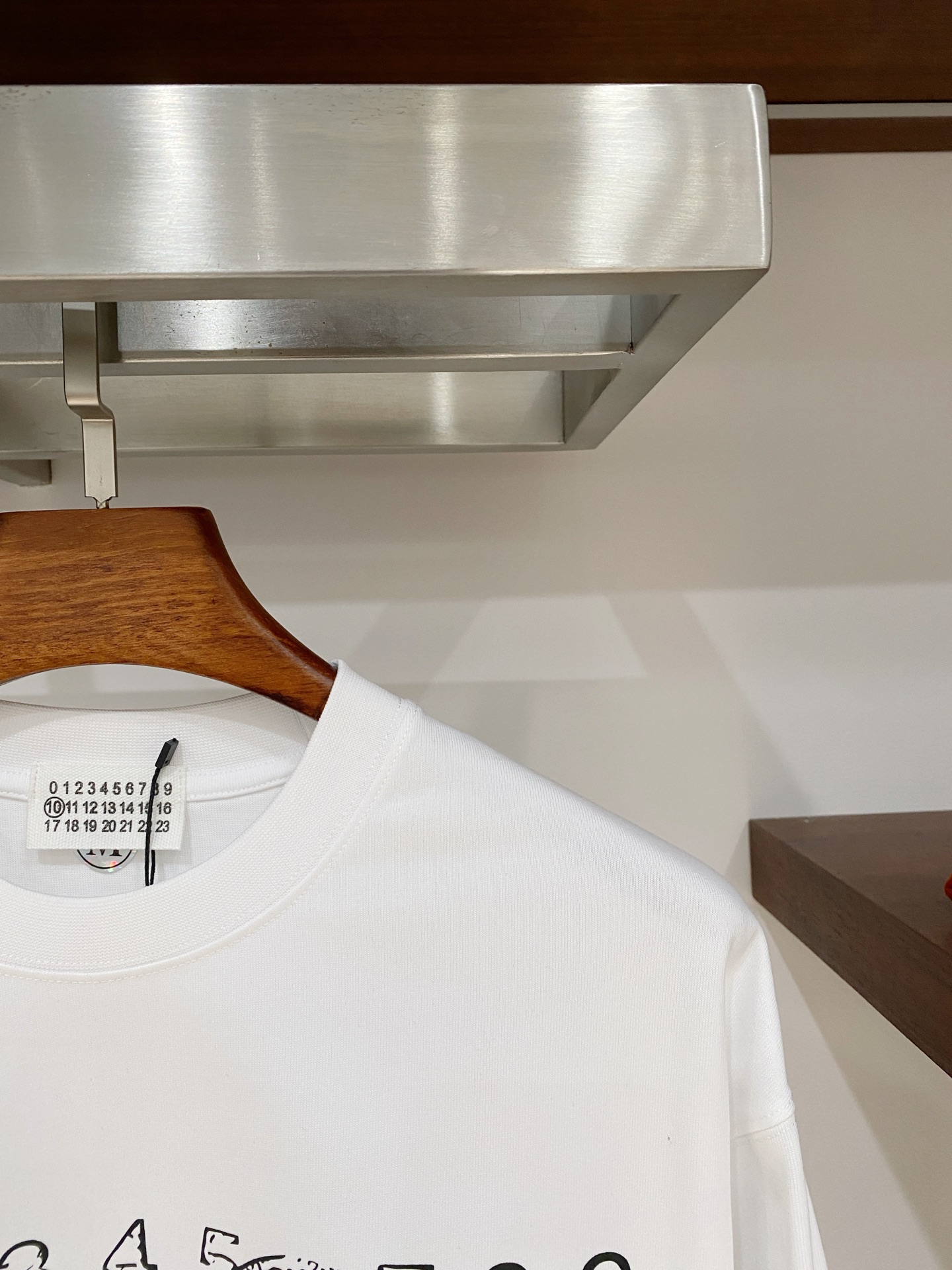 马吉拉、2025新品卫衣，帅气时尚，胸前精致刺绣字母logo，简约百搭款。面料棉 不仅挺括，保持潮流的廓