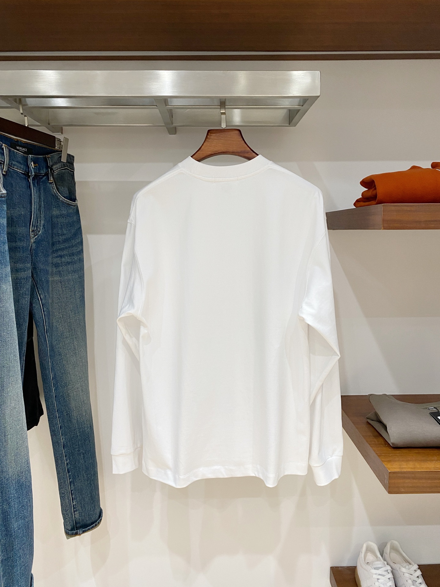 马吉拉、2025新品卫衣，帅气时尚，胸前精致刺绣字母logo，简约百搭款。面料棉 不仅挺括，保持潮流的廓