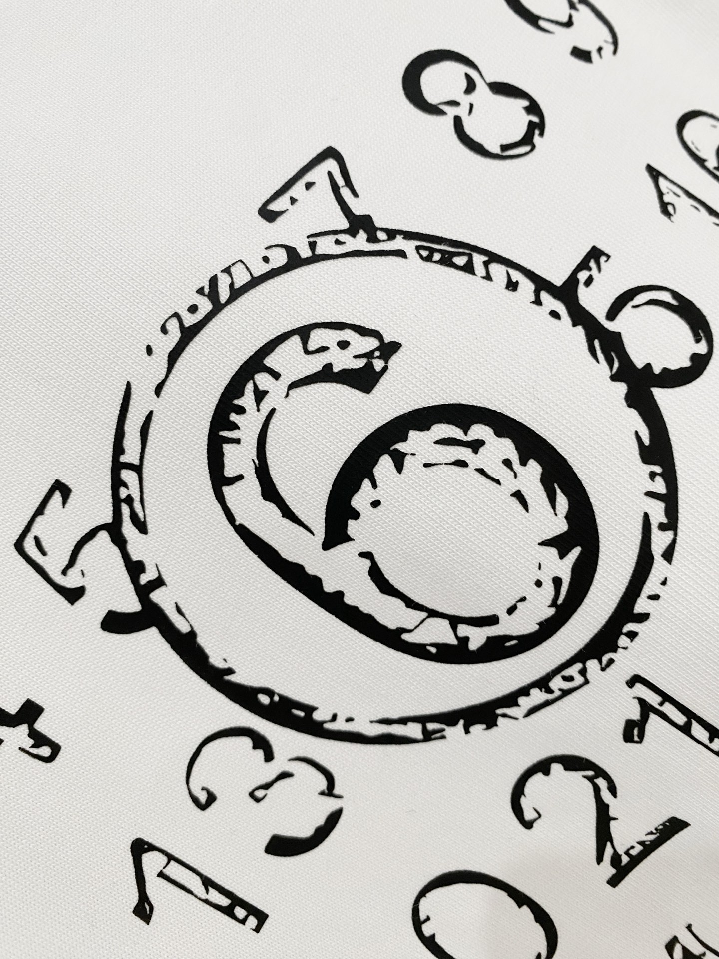 马吉拉、2025新品卫衣，帅气时尚，胸前精致刺绣字母logo，简约百搭款。面料棉 不仅挺括，保持潮流的廓