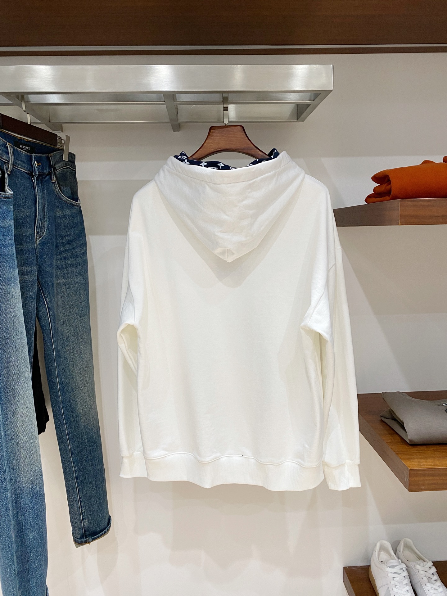 ￼路易威登、2025新品卫衣，帅气时尚，胸前精致刺绣字母logo，简约百搭款。面料棉 不仅挺括，保持潮流