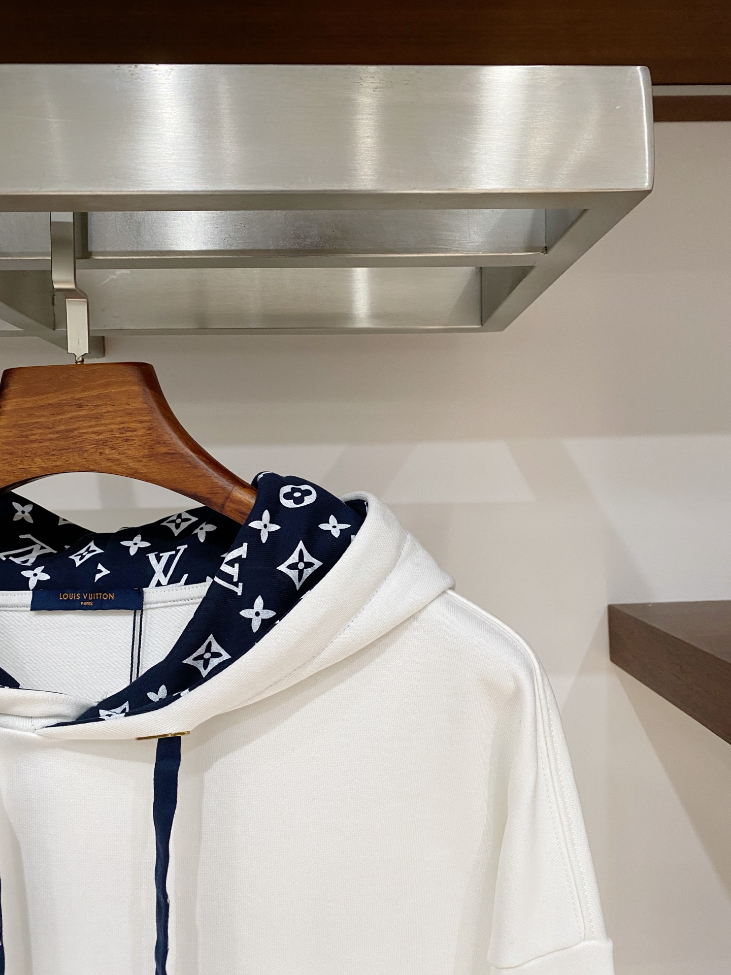 ￼路易威登、2025新品卫衣，帅气时尚，胸前精致刺绣字母logo，简约百搭款。面料棉 不仅挺括，保持潮流