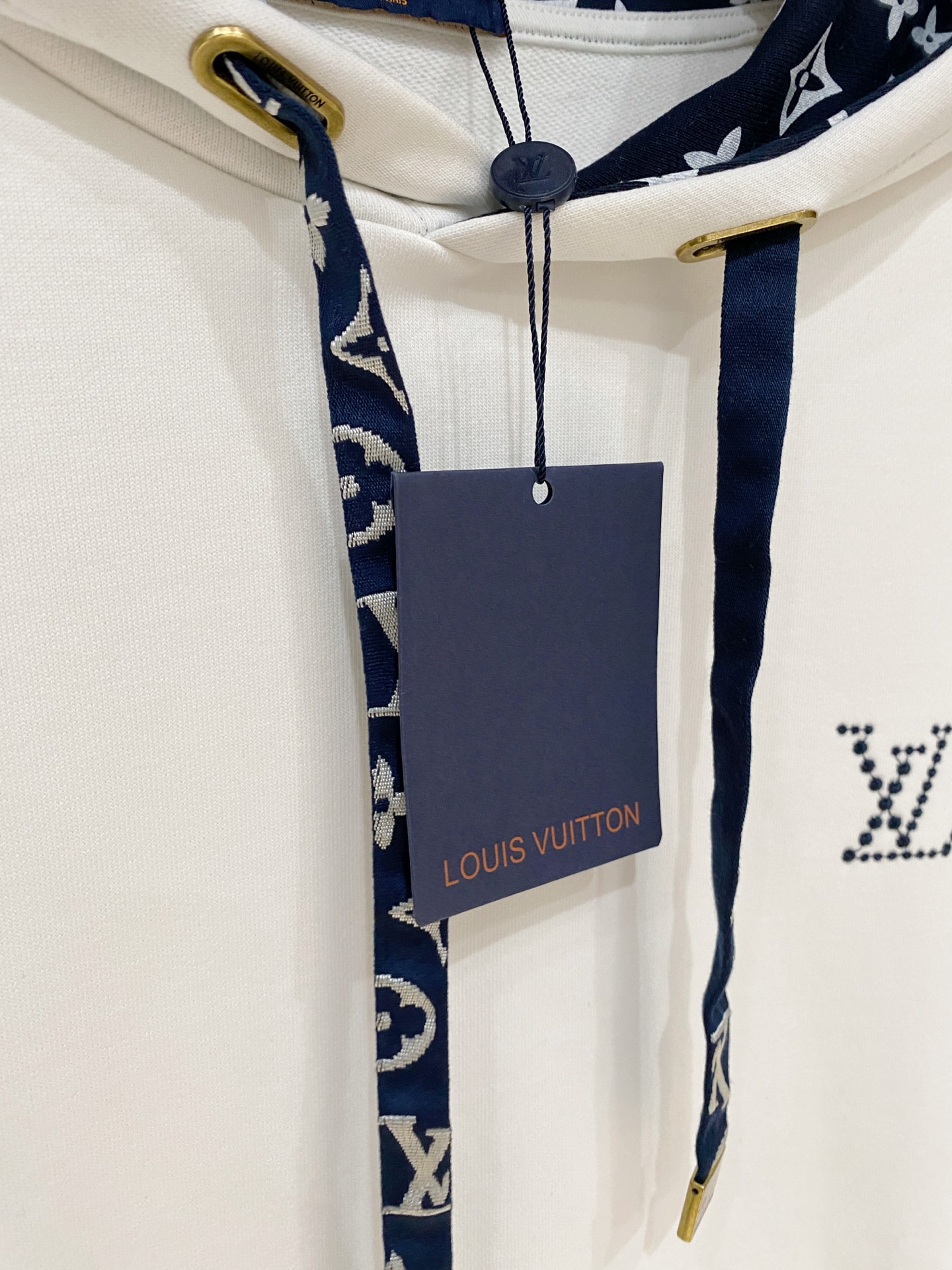 ￼路易威登、2025新品卫衣，帅气时尚，胸前精致刺绣字母logo，简约百搭款。面料棉 不仅挺括，保持潮流