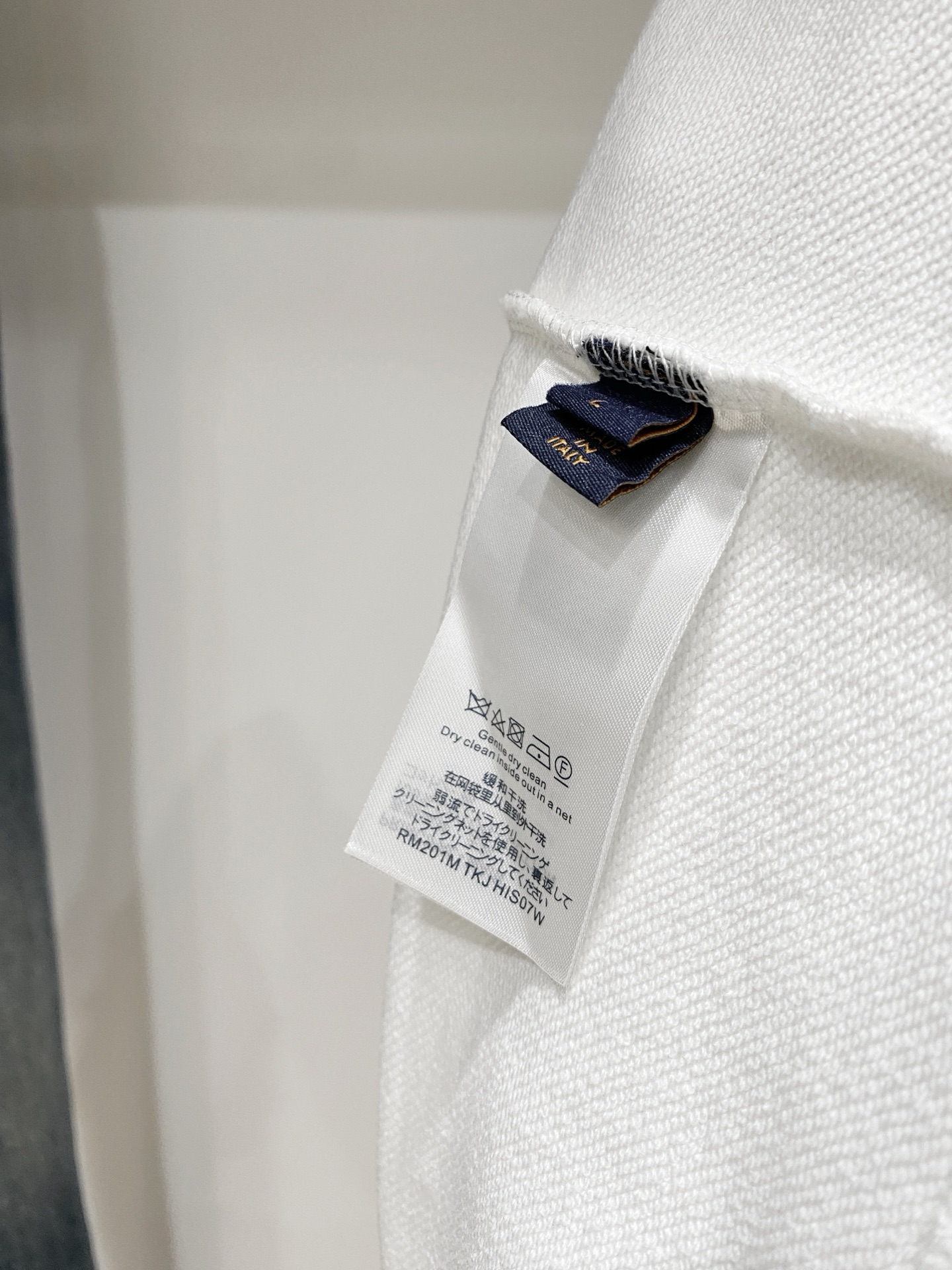 ￼路易威登、2025新品卫衣，帅气时尚，胸前精致刺绣字母logo，简约百搭款。面料棉 不仅挺括，保持潮流