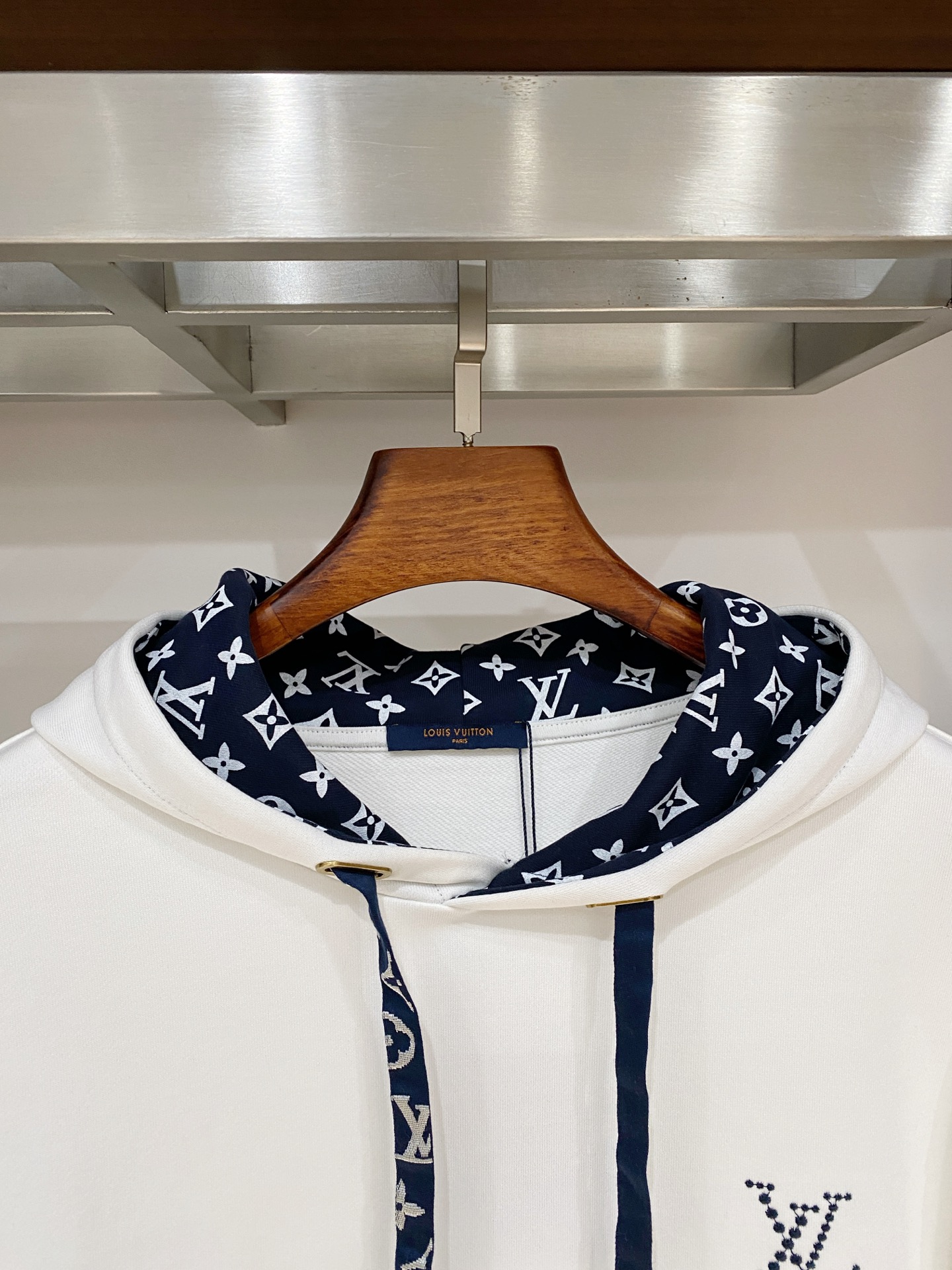 ￼路易威登、2025新品卫衣，帅气时尚，胸前精致刺绣字母logo，简约百搭款。面料棉 不仅挺括，保持潮流