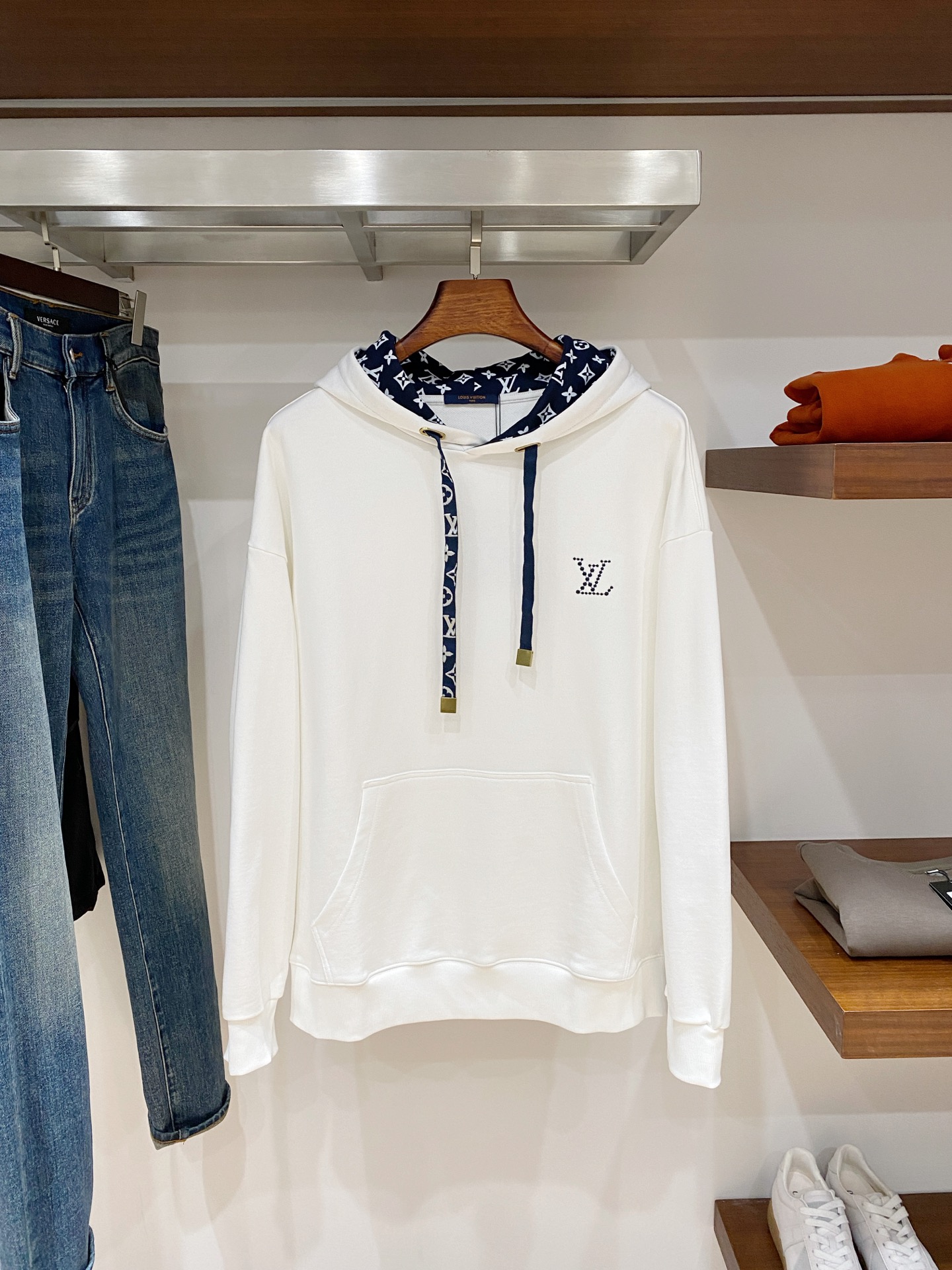 ￼路易威登、2025新品卫衣，帅气时尚，胸前精致刺绣字母logo，简约百搭款。面料棉 不仅挺括，保持潮流