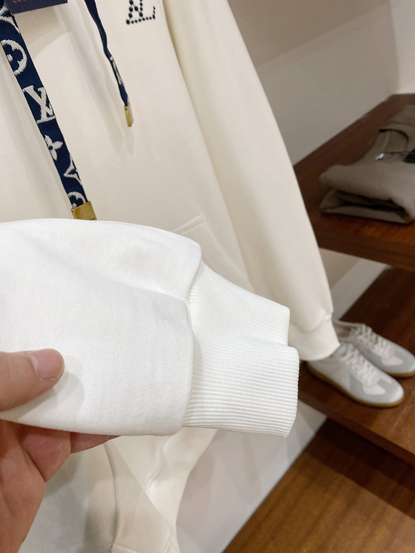 ￼路易威登、2025新品卫衣，帅气时尚，胸前精致刺绣字母logo，简约百搭款。面料棉 不仅挺括，保持潮流