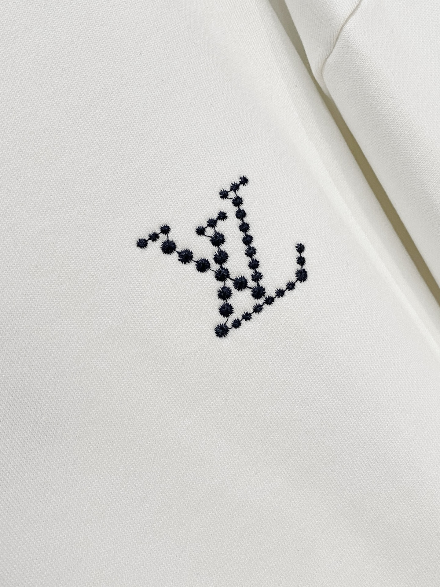 ￼路易威登、2025新品卫衣，帅气时尚，胸前精致刺绣字母logo，简约百搭款。面料棉 不仅挺括，保持潮流