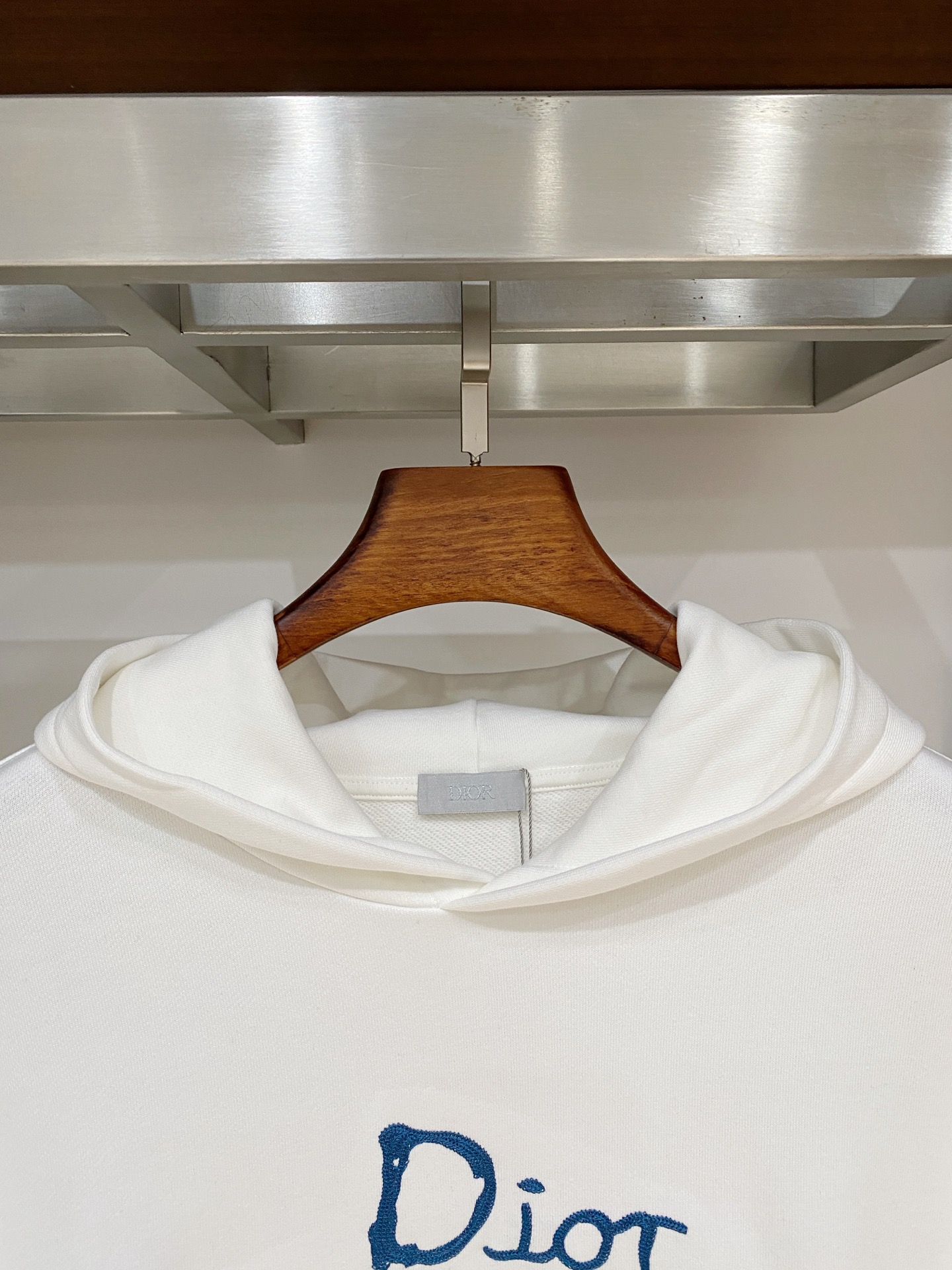 迪奥、2025新品卫衣，帅气时尚，胸前精致刺绣字母logo，简约百搭款。面料棉 不仅挺括，保持潮流的廓形