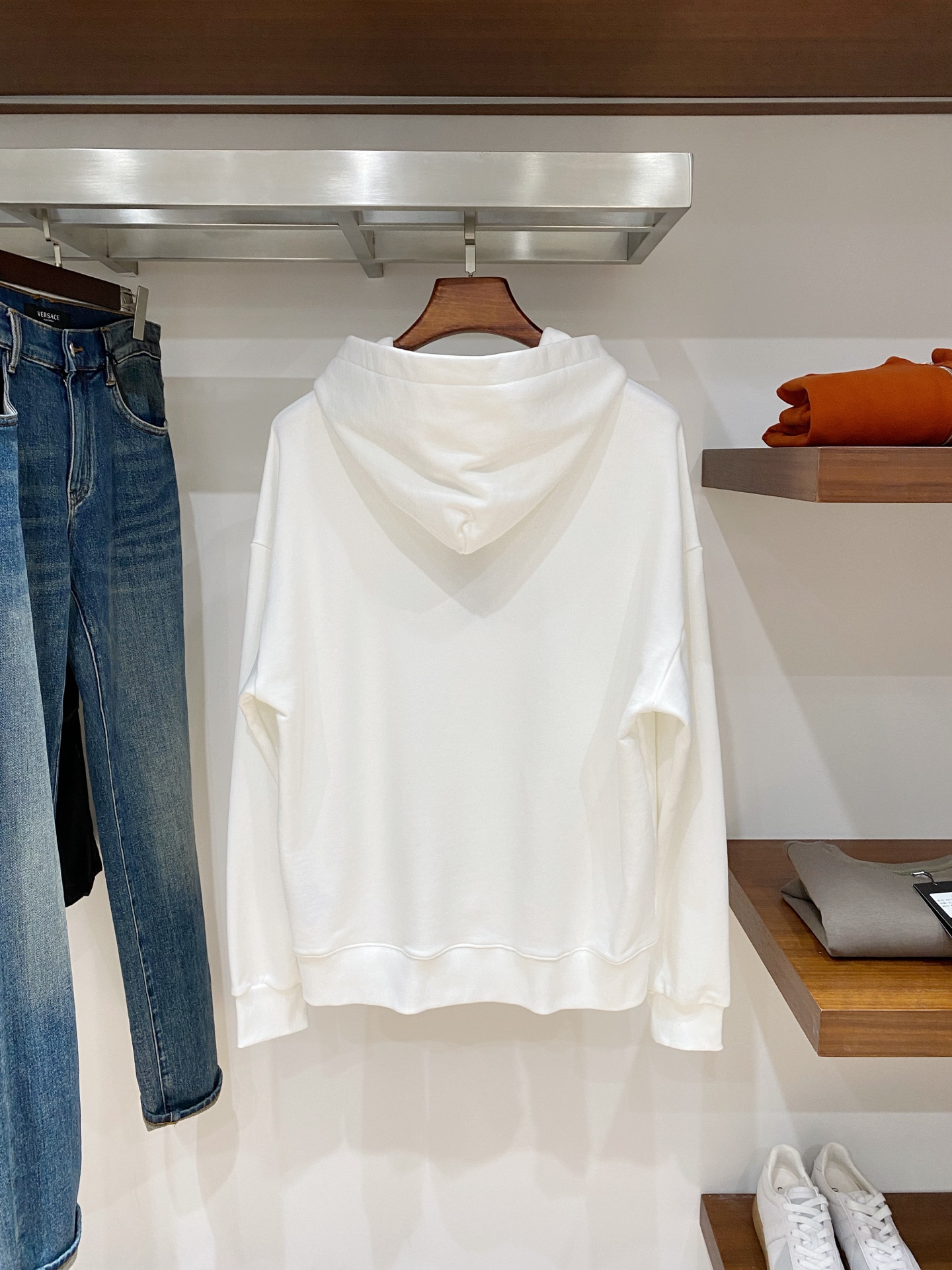 迪奥、2025新品卫衣，帅气时尚，胸前精致刺绣字母logo，简约百搭款。面料棉 不仅挺括，保持潮流的廓形