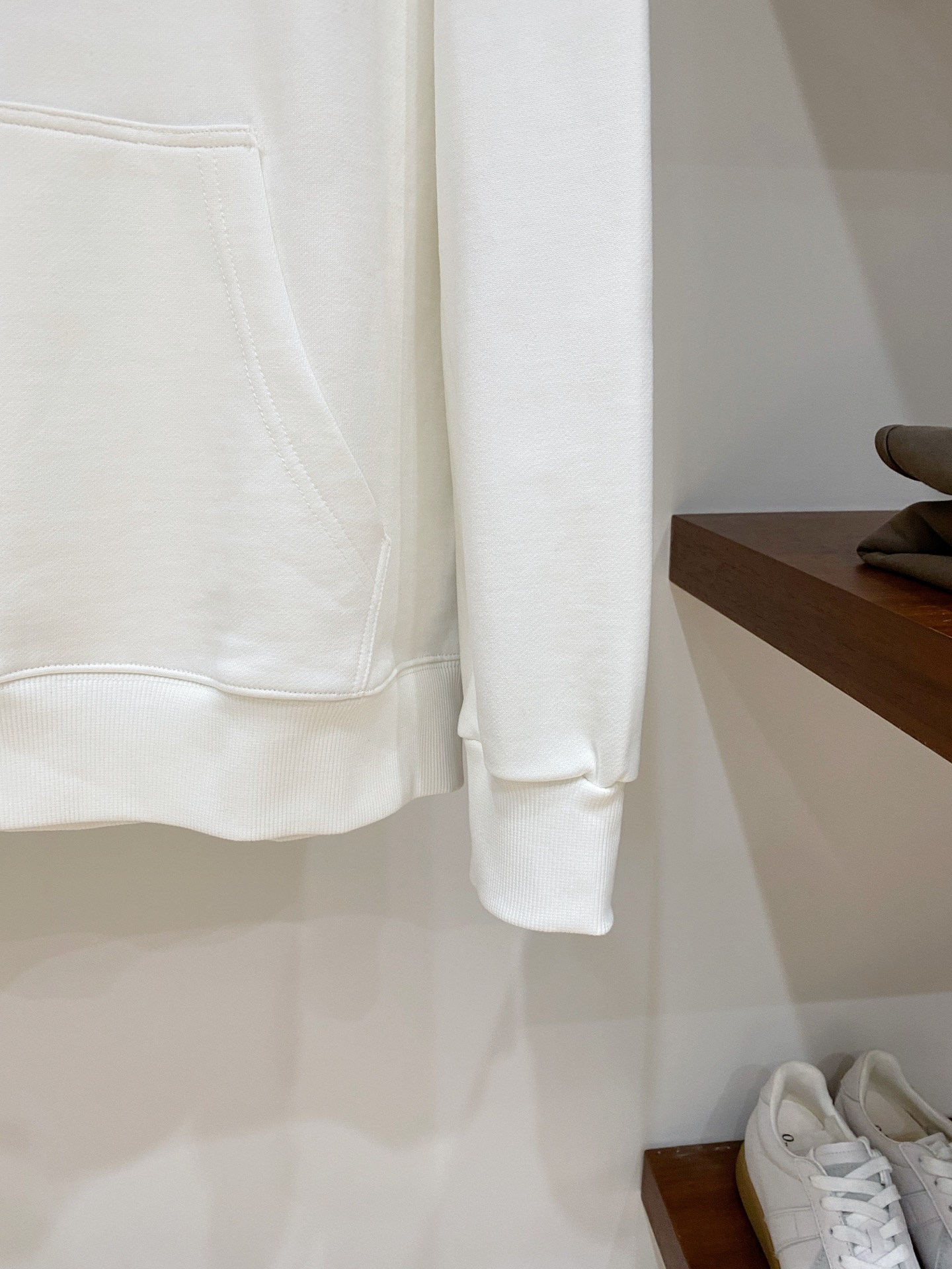 迪奥、2025新品卫衣，帅气时尚，胸前精致刺绣字母logo，简约百搭款。面料棉 不仅挺括，保持潮流的廓形