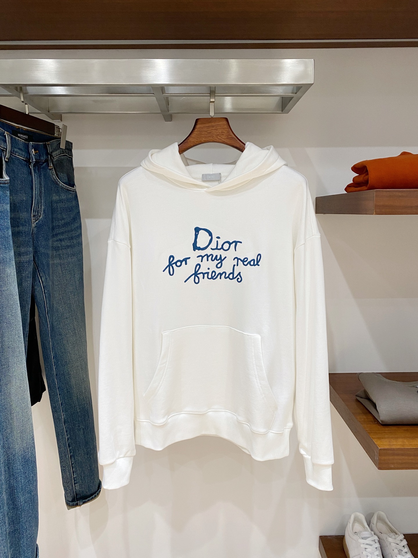 迪奥、2025新品卫衣，帅气时尚，胸前精致刺绣字母logo，简约百搭款。面料棉 不仅挺括，保持潮流的廓形