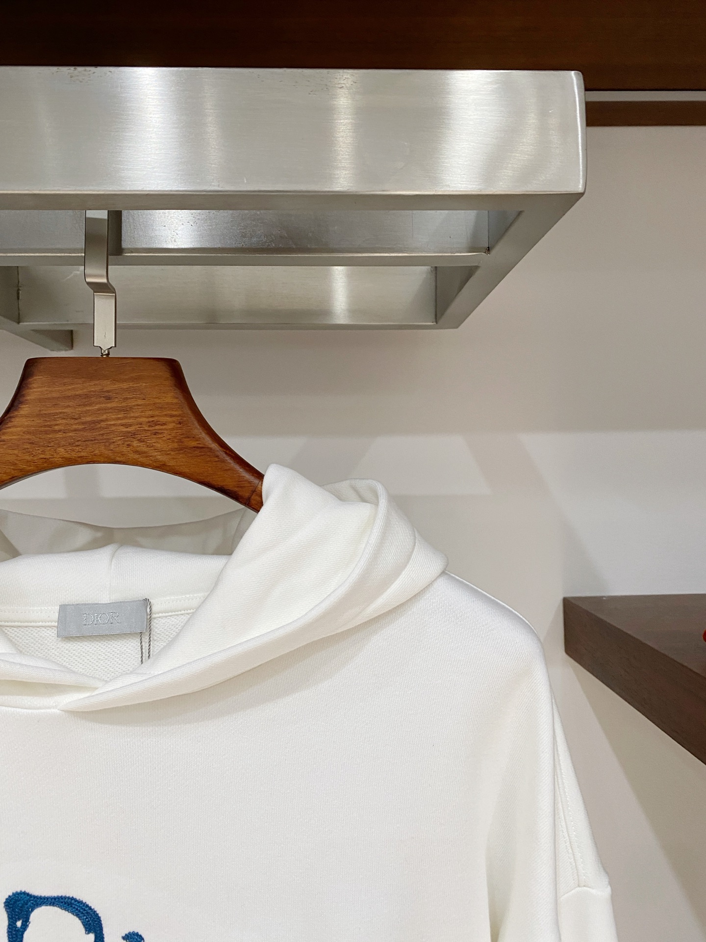 迪奥、2025新品卫衣，帅气时尚，胸前精致刺绣字母logo，简约百搭款。面料棉 不仅挺括，保持潮流的廓形