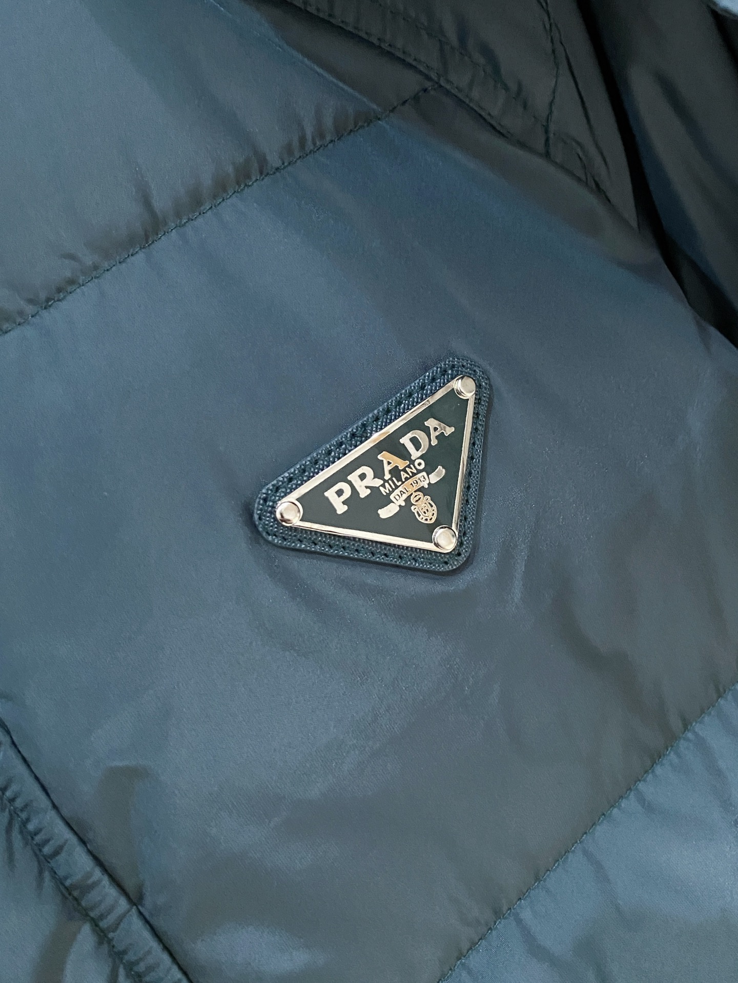 普拉达、2025最新款男士轻薄羽绒服、面料柔软舒适 ．上身版型超赞 ．拉链．辅料都是客供 、进口面料，轻