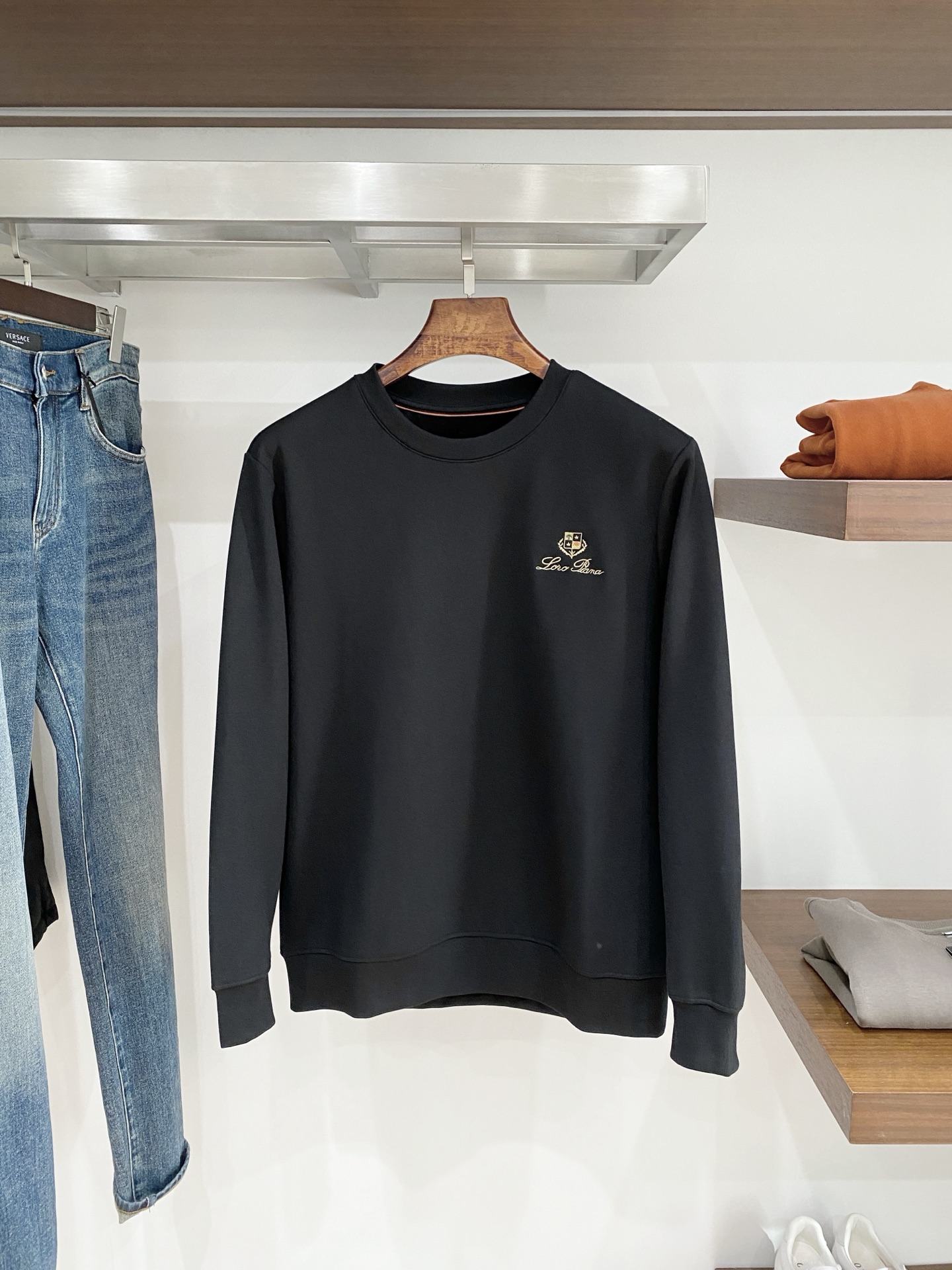 lP🆕、2025新品加绒卫衣，时尚帅气，简约百搭款，胸前精致刺绣图案字母logo，定制原版面料，不仅挺括