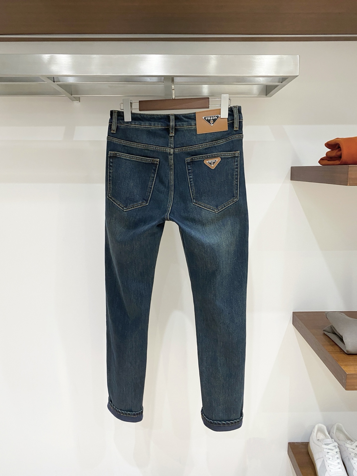 普拉达、 2025最新品，专柜同步有售，原单狠货，水洗休闲牛仔裤，进口原版水洗弹力面料，舒适有弹性，原版