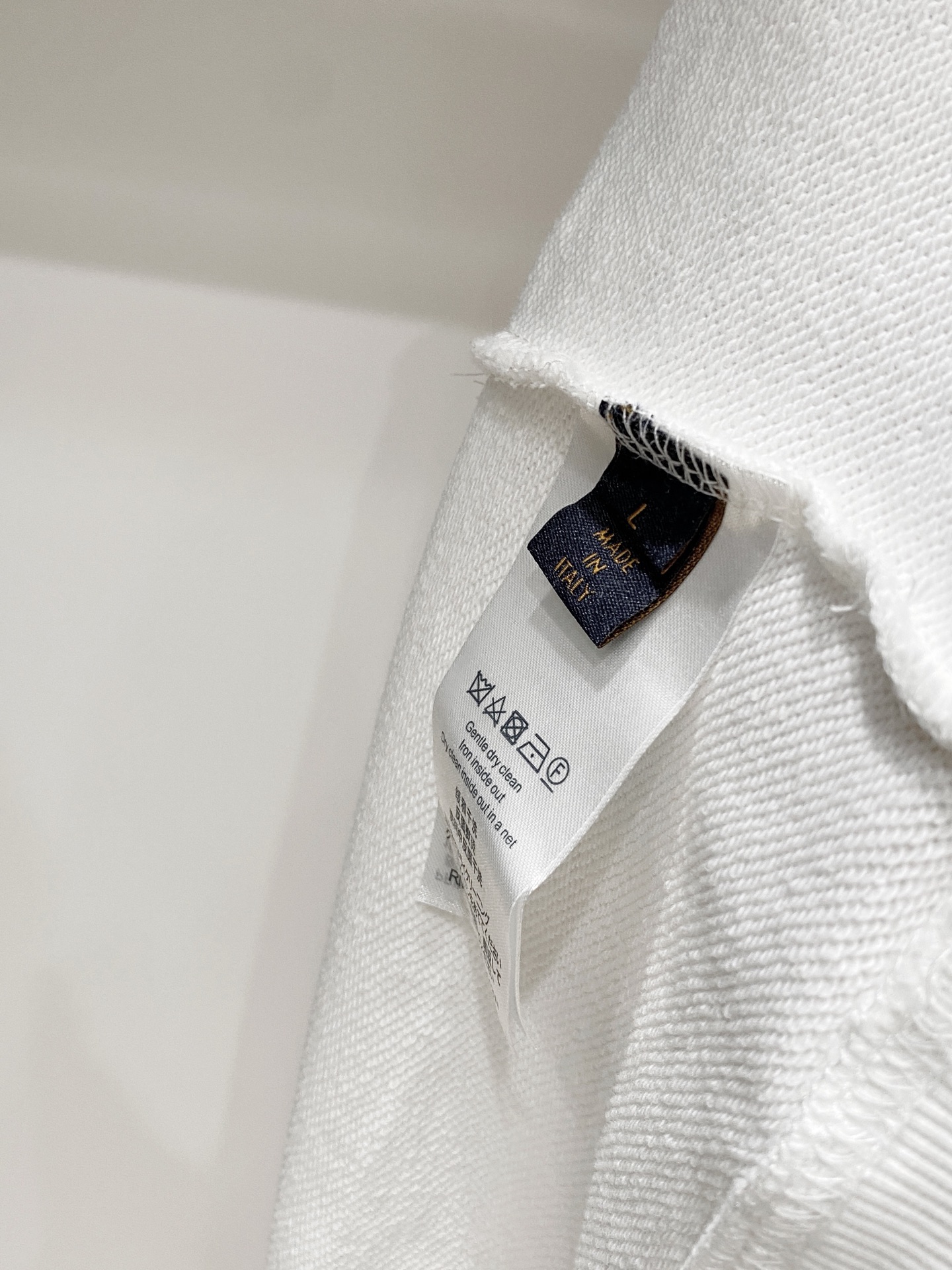 路易威登、2025新品卫衣，帅气时尚，胸前精致刺绣字母logo，简约百搭款。面料棉 不仅挺括，保持潮流的