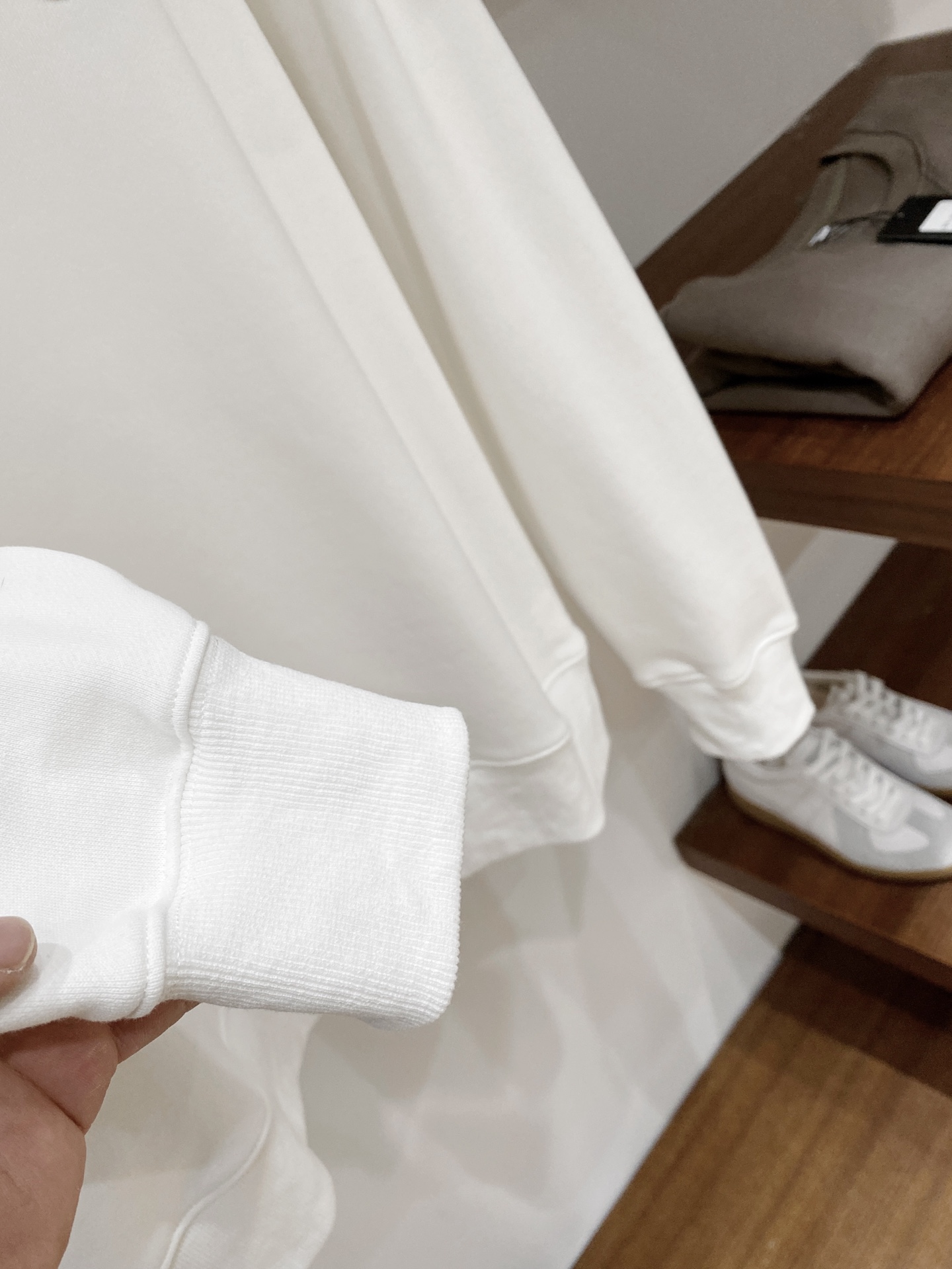 路易威登、2025新品卫衣，帅气时尚，胸前精致刺绣字母logo，简约百搭款。面料棉 不仅挺括，保持潮流的