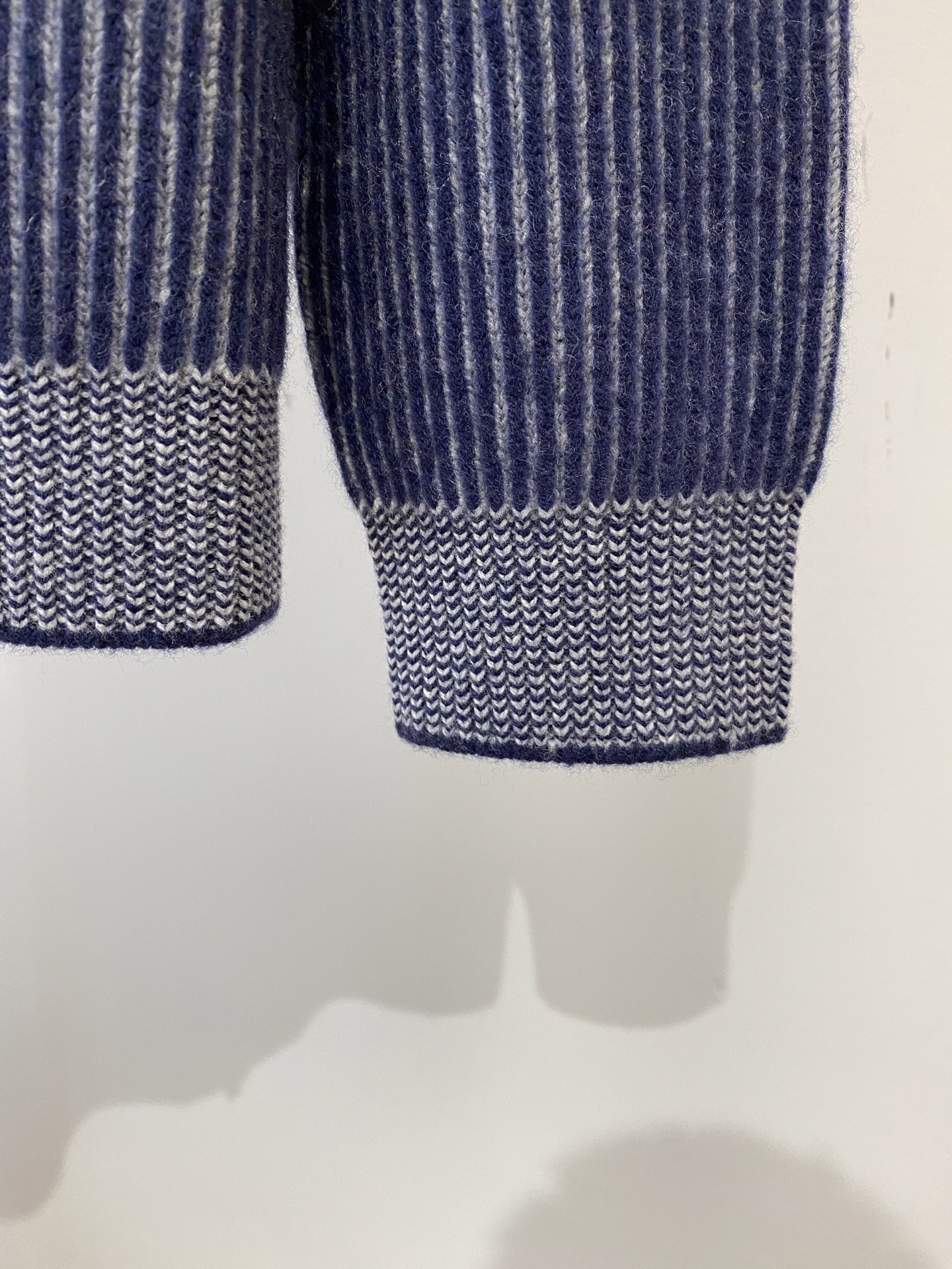 Brunello Cucinelli、2025新品羊毛衣外套 具有手感细腻柔软，可直接与肌肤接触，让暖心