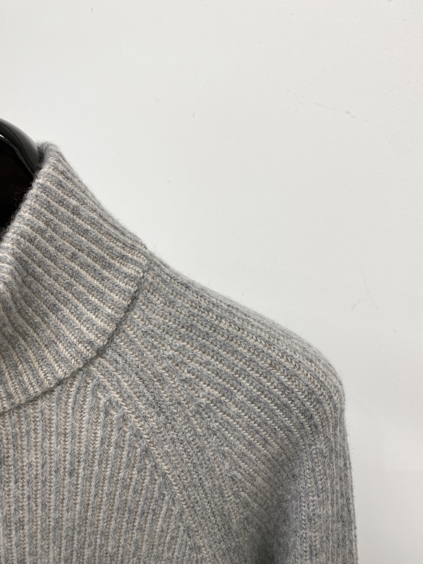 Brunello Cucinelli、2025新品羊毛衣外套 具有手感细腻柔软，可直接与肌肤接触，让暖心